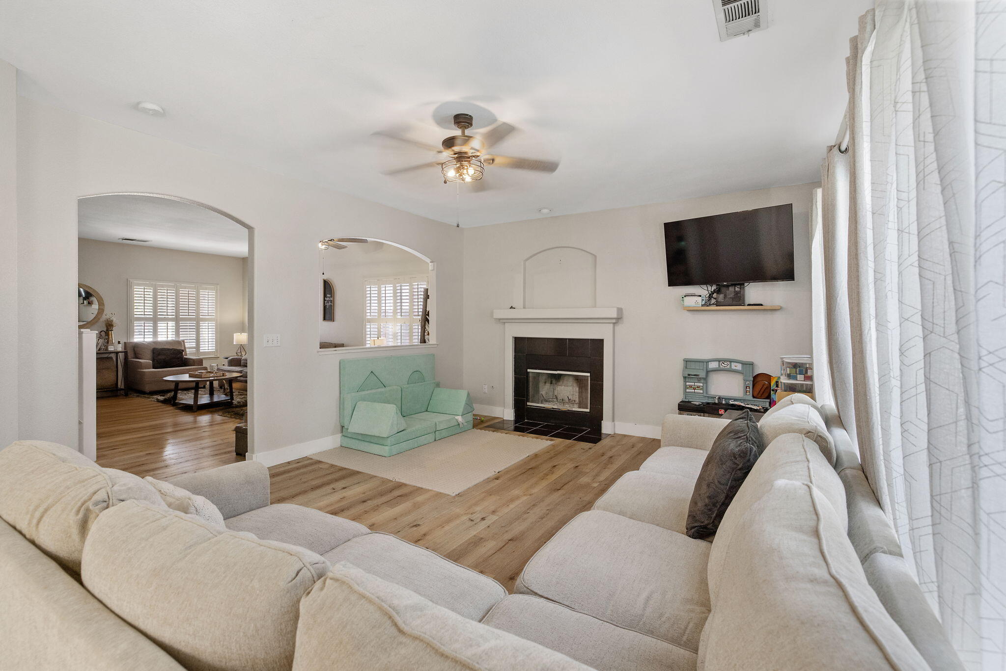 514 W Ashland Ct, Visalia, CA 93277