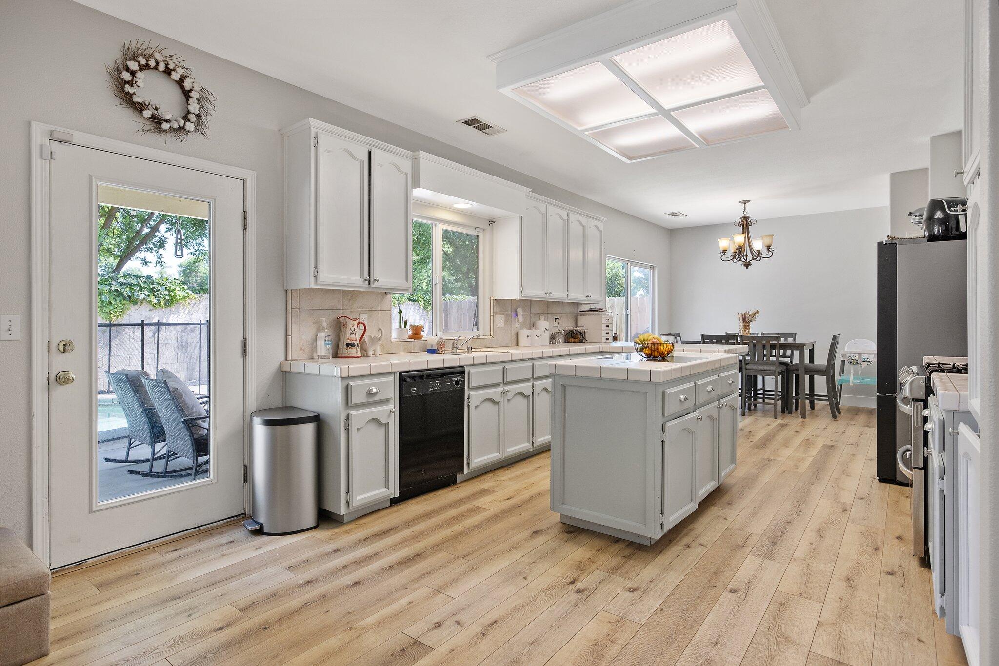 514 W Ashland Ct, Visalia, CA 93277