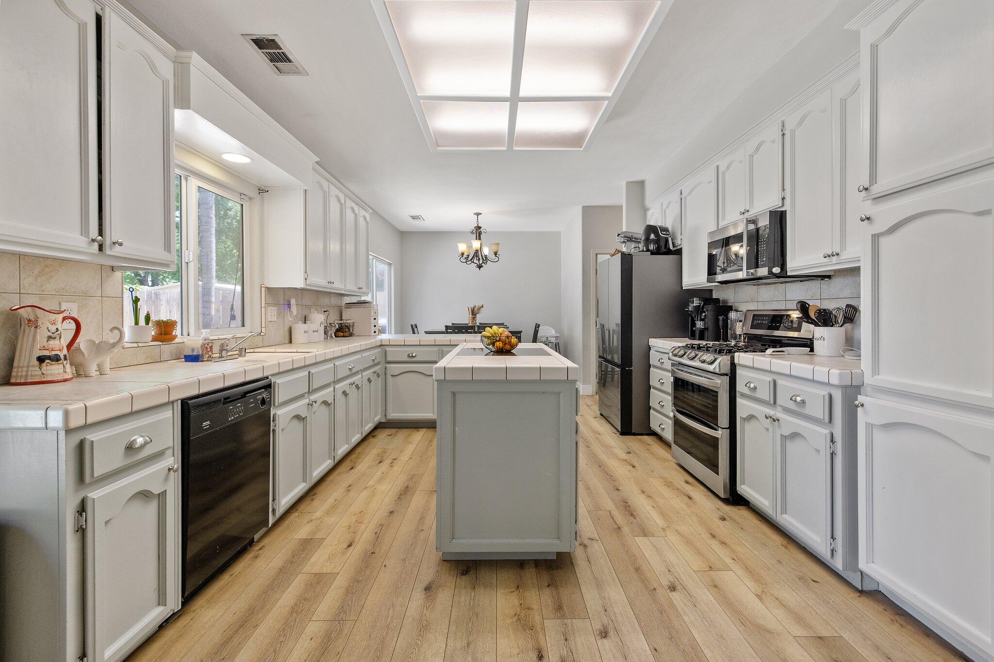 514 W Ashland Ct, Visalia, CA 93277