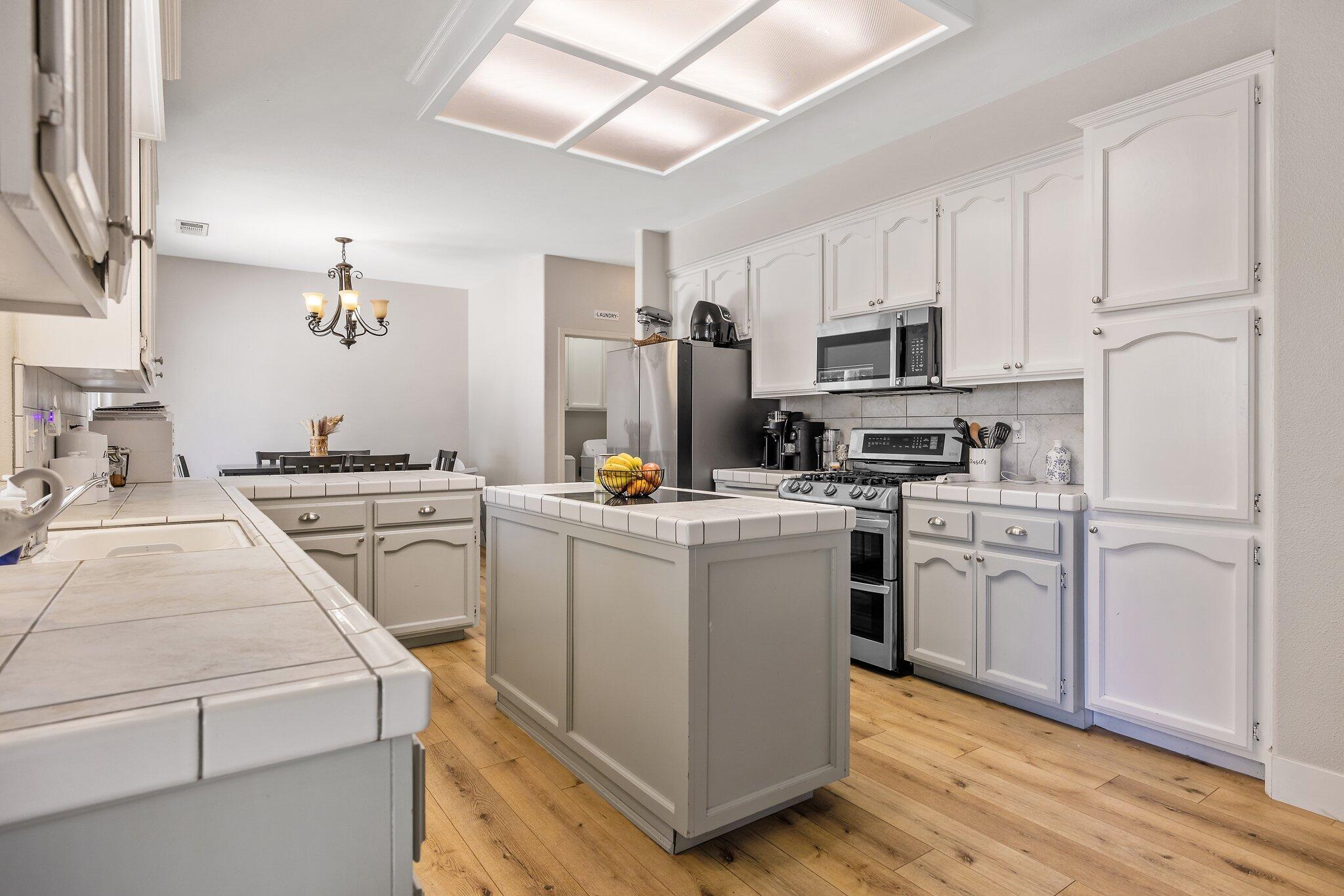 514 W Ashland Ct, Visalia, CA 93277