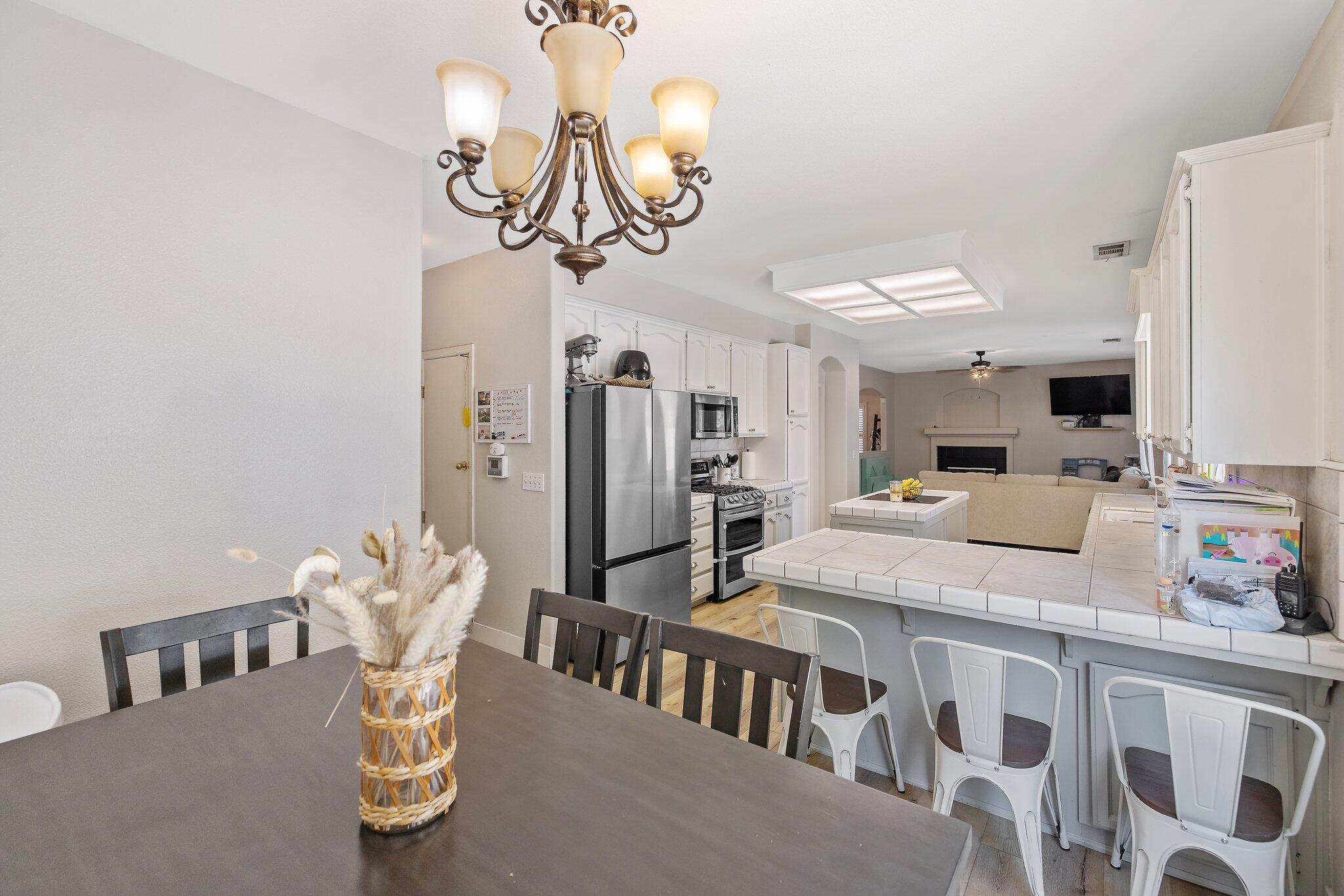 514 W Ashland Ct, Visalia, CA 93277