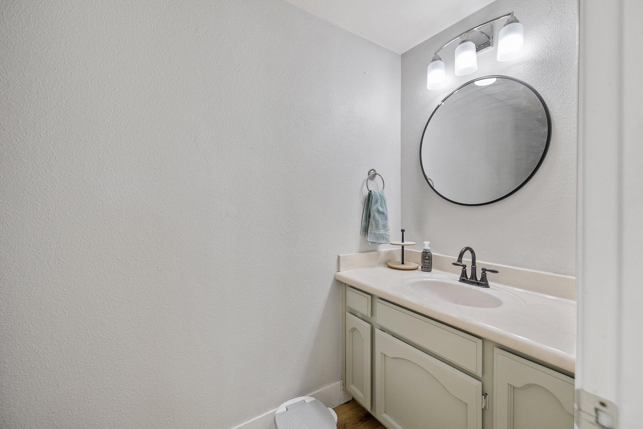 514 W Ashland Ct, Visalia, CA 93277