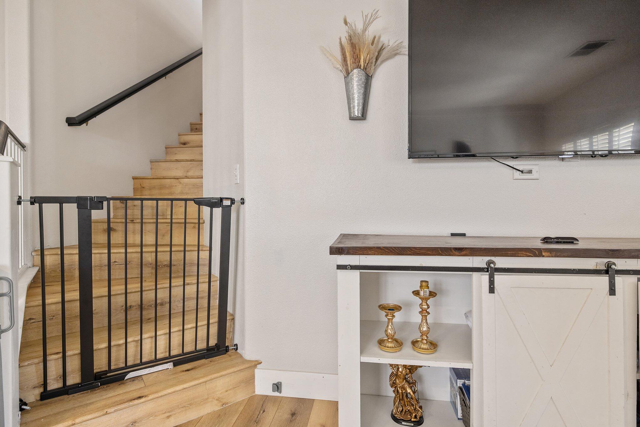 514 W Ashland Ct, Visalia, CA 93277