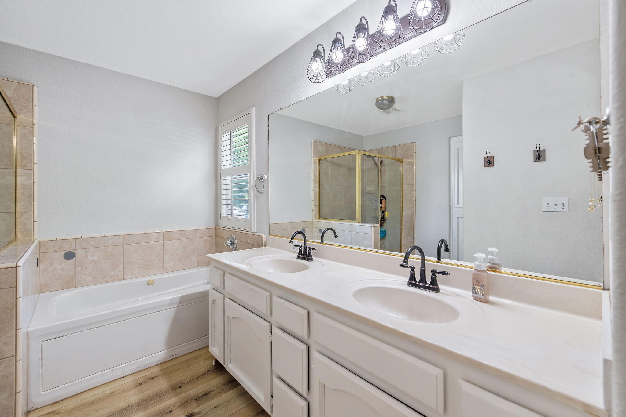 514 W Ashland Ct, Visalia, CA 93277