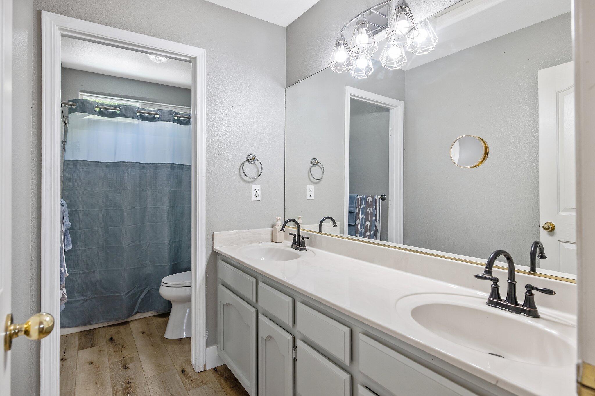 514 W Ashland Ct, Visalia, CA 93277