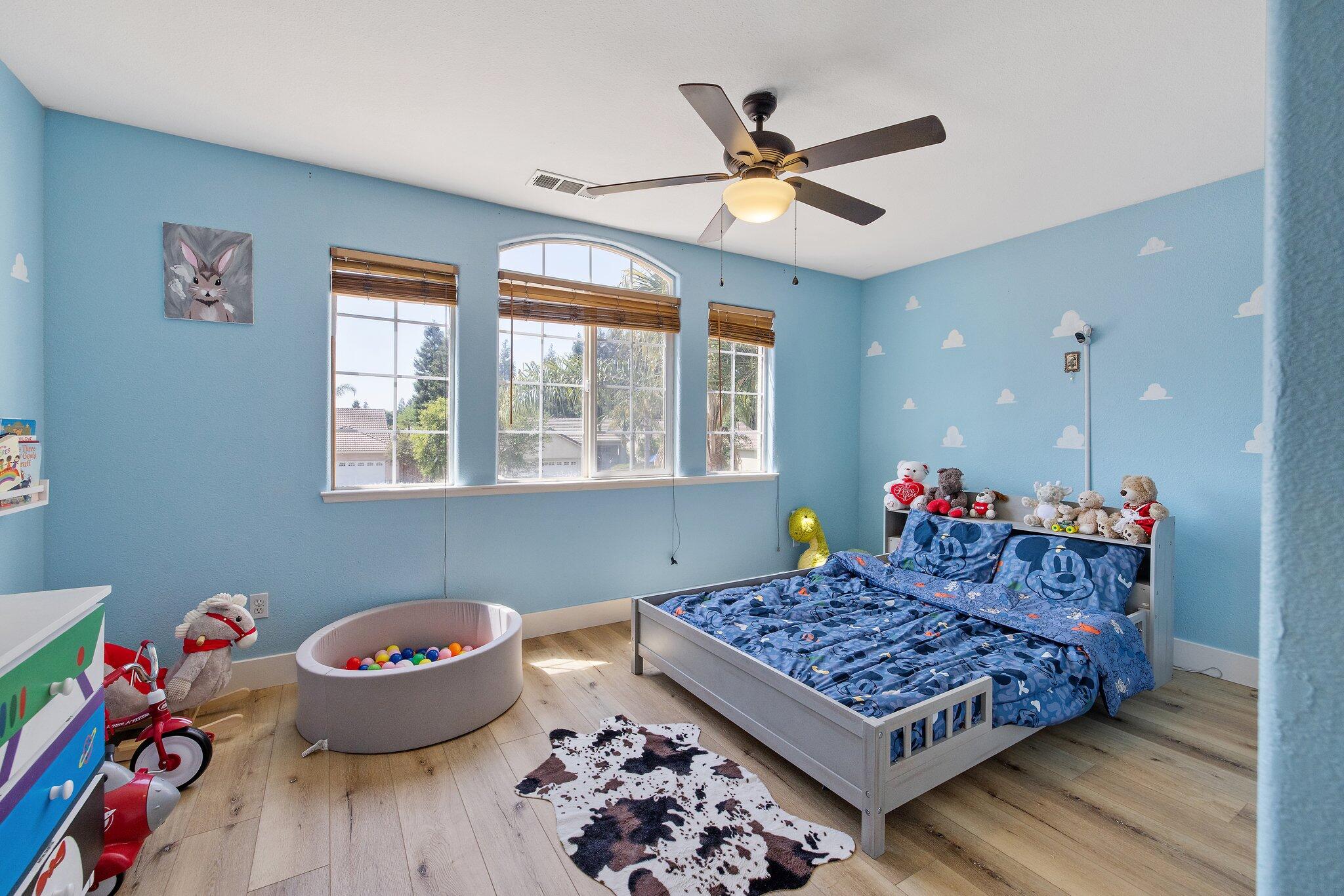 514 W Ashland Ct, Visalia, CA 93277