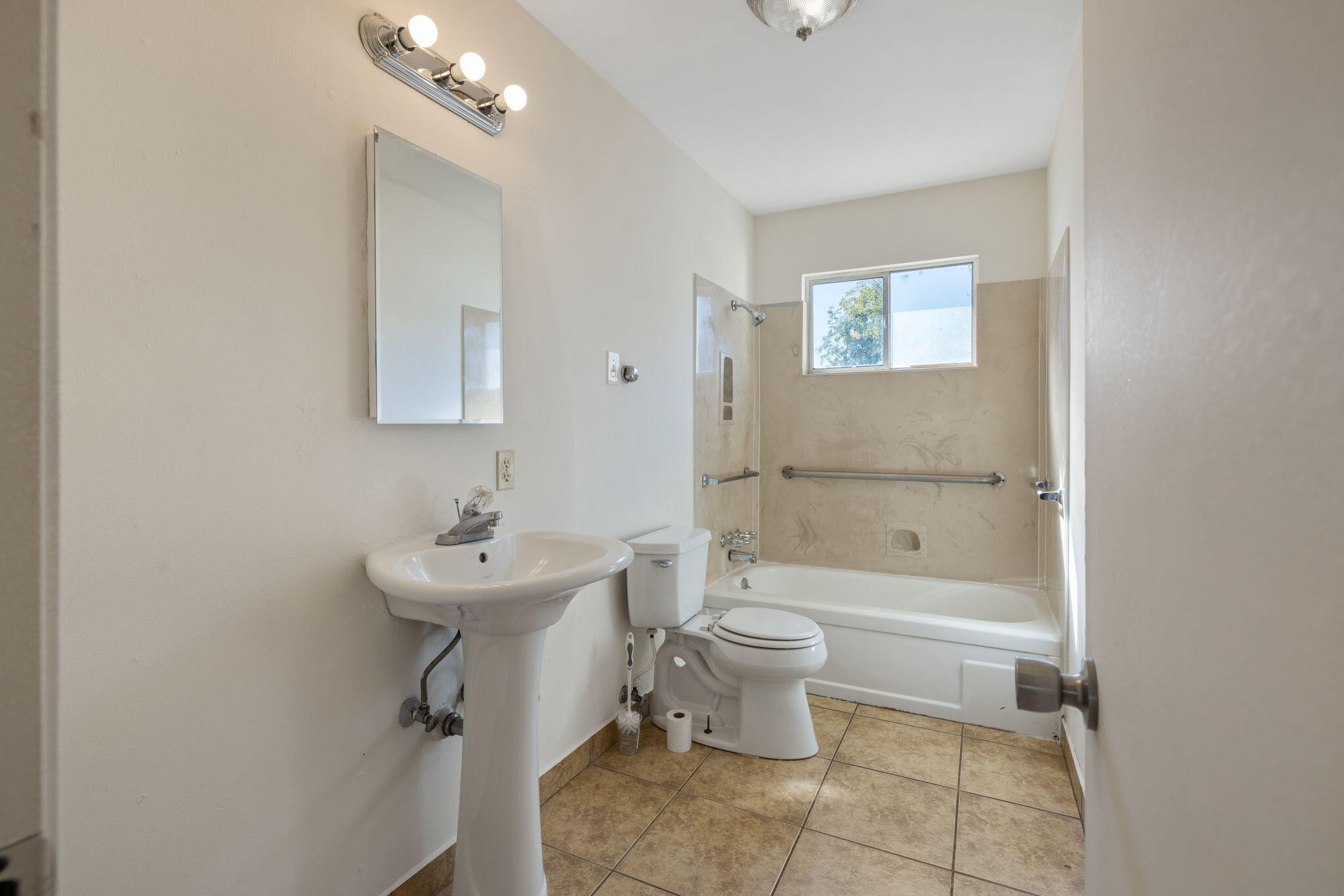 3124 W SW Tulare Ave, Visalia, CA 93277