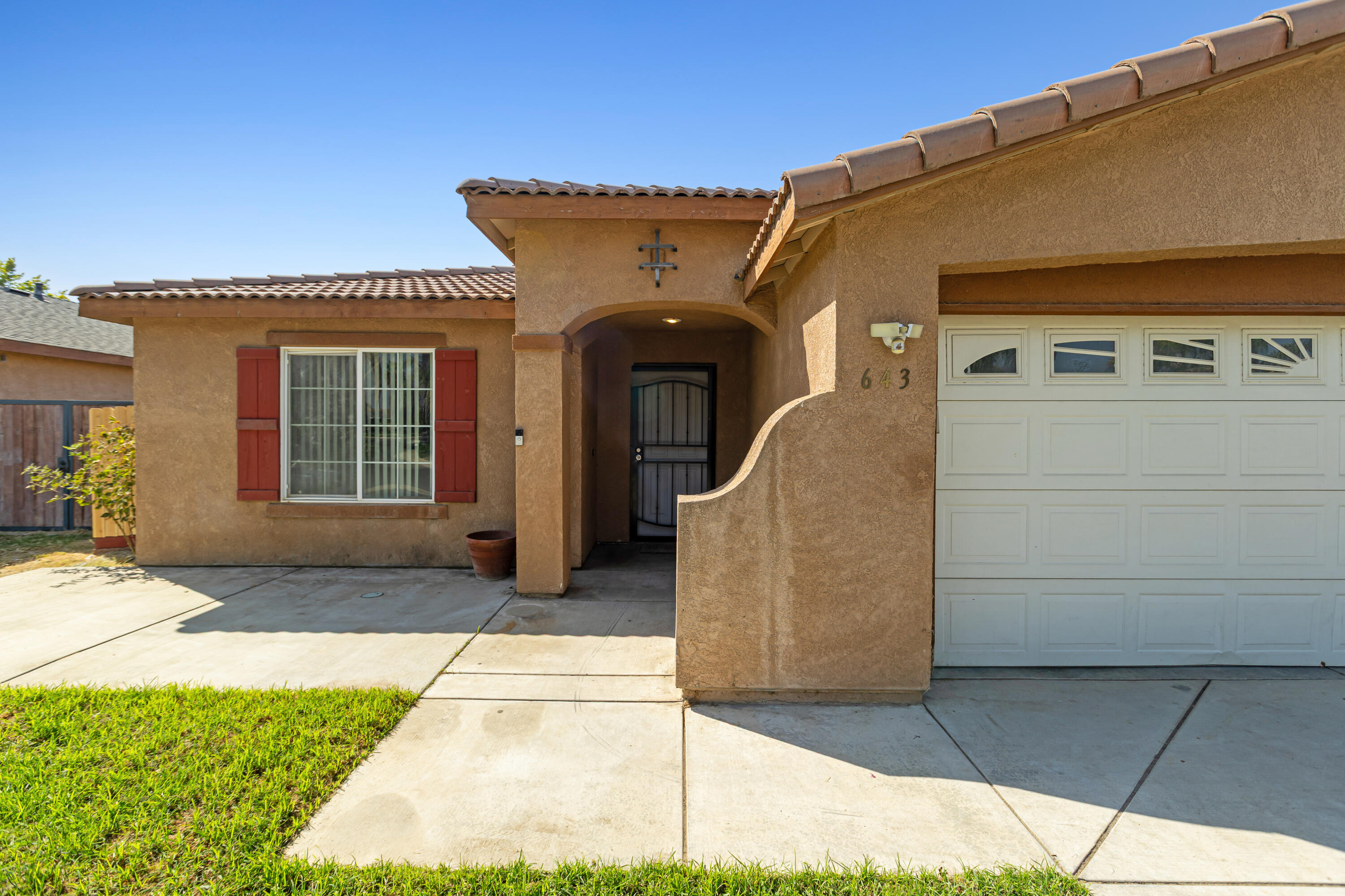 643 S Cloverleaf St, Porterville, CA 93257