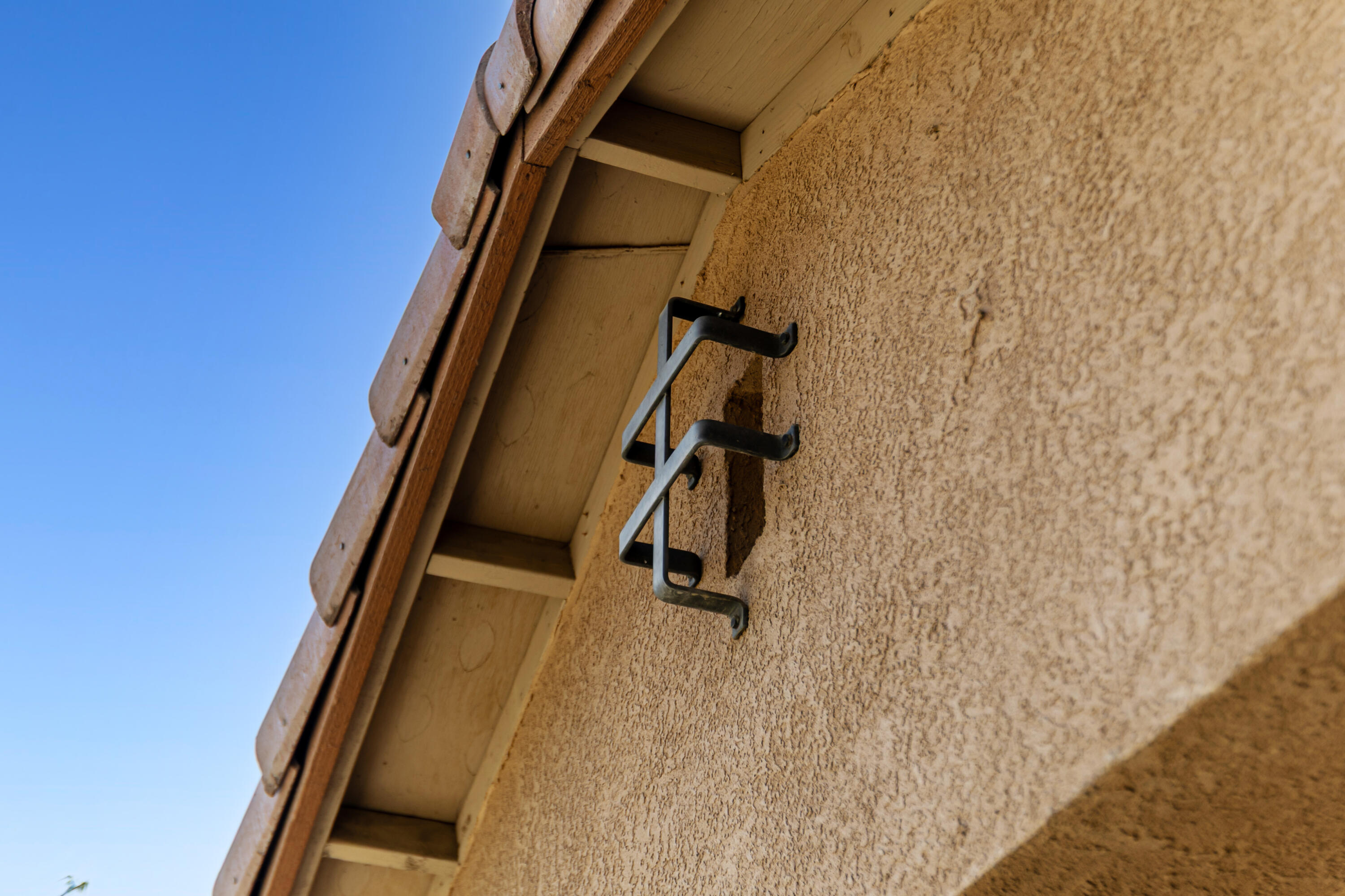 643 S Cloverleaf St, Porterville, CA 93257