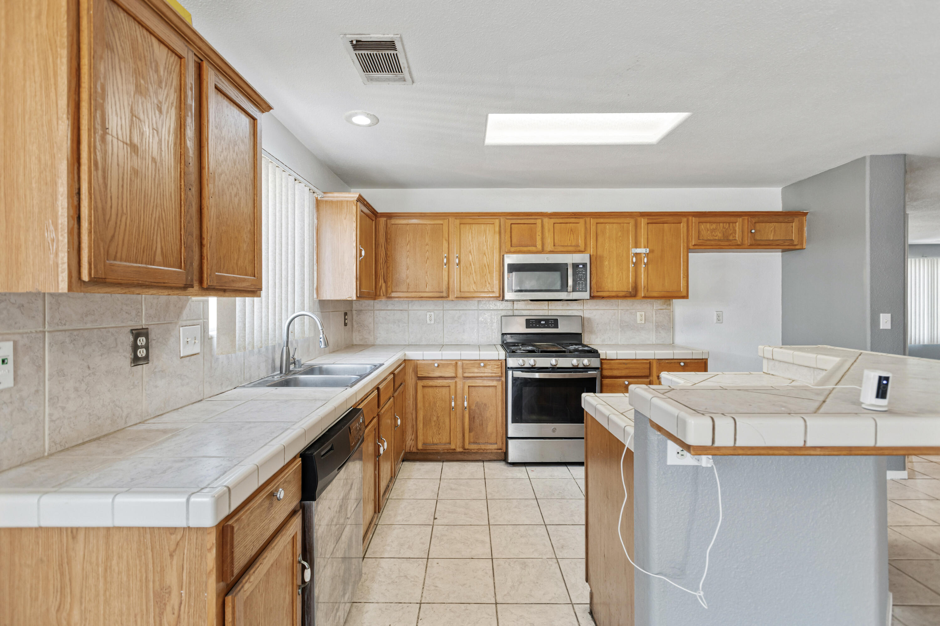 643 S Cloverleaf St, Porterville, CA 93257