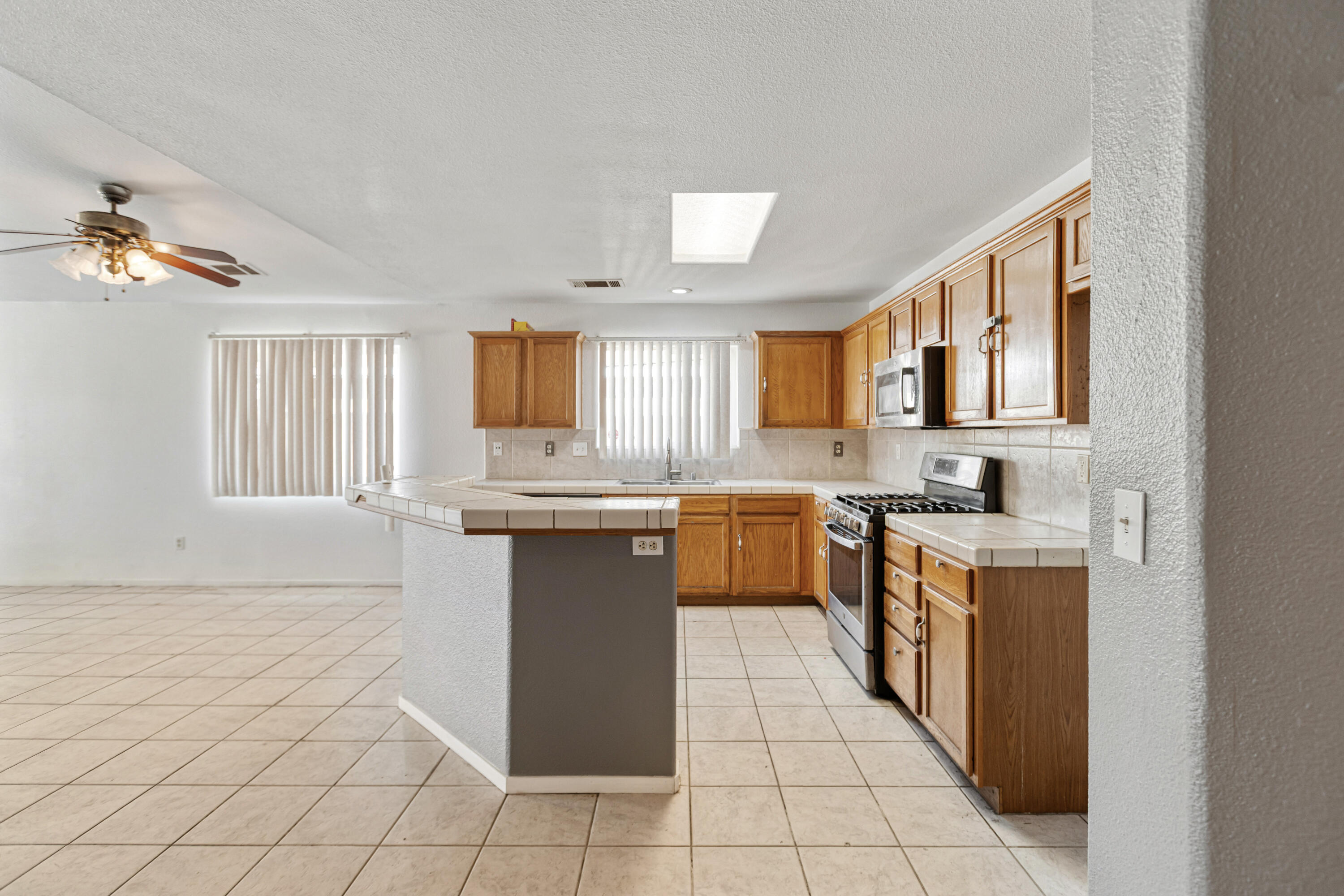 643 S Cloverleaf St, Porterville, CA 93257