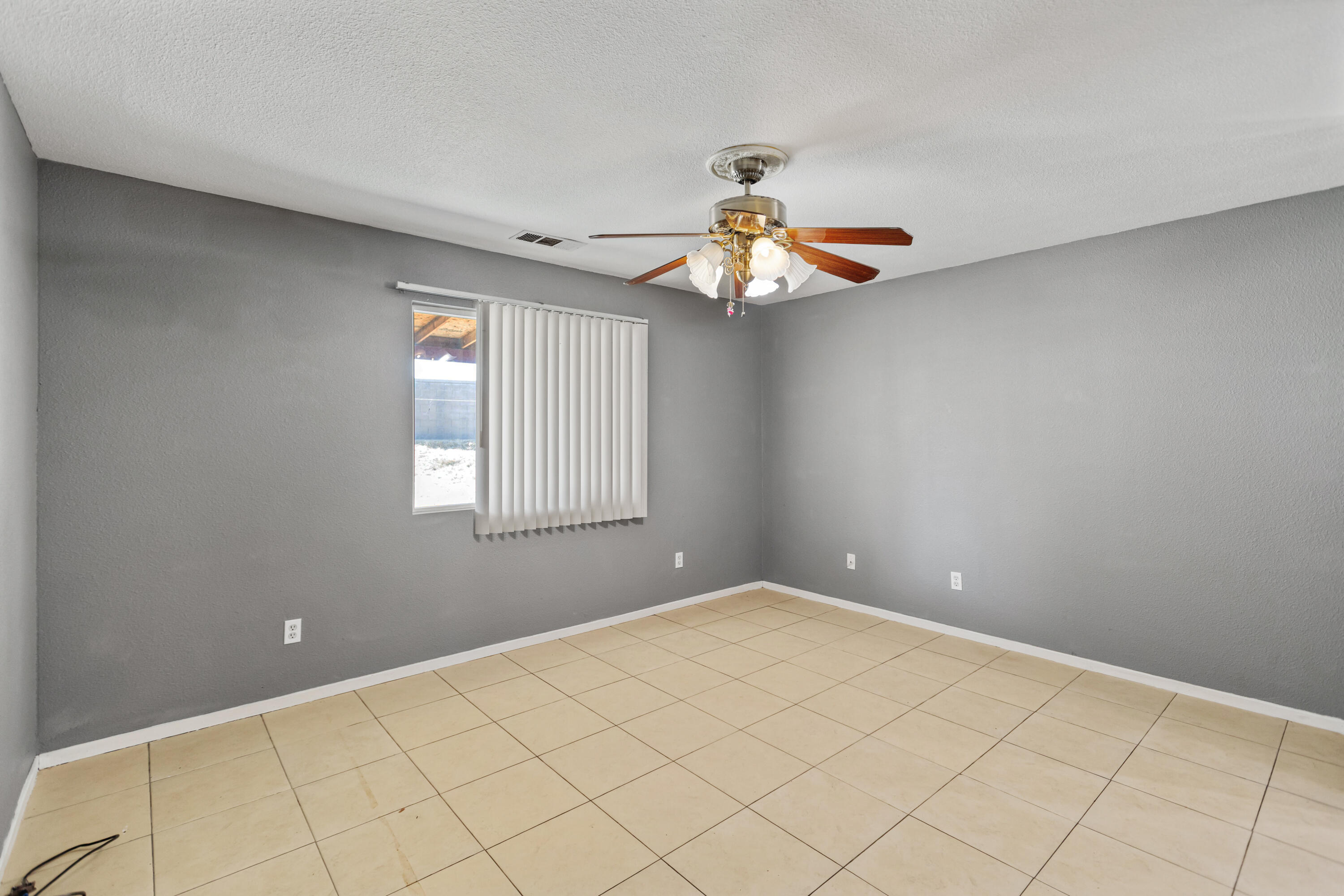 643 S Cloverleaf St, Porterville, CA 93257