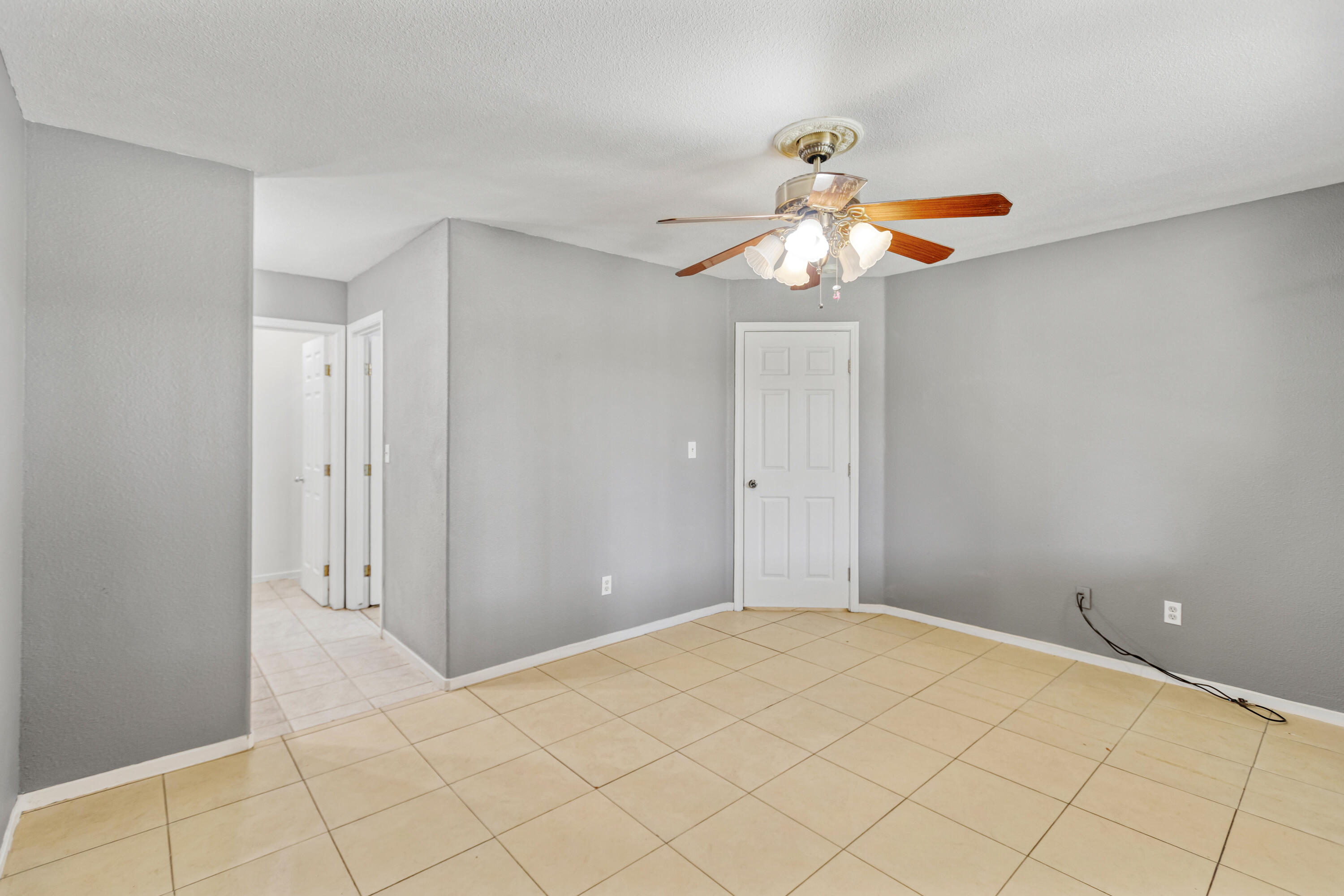 643 S Cloverleaf St, Porterville, CA 93257