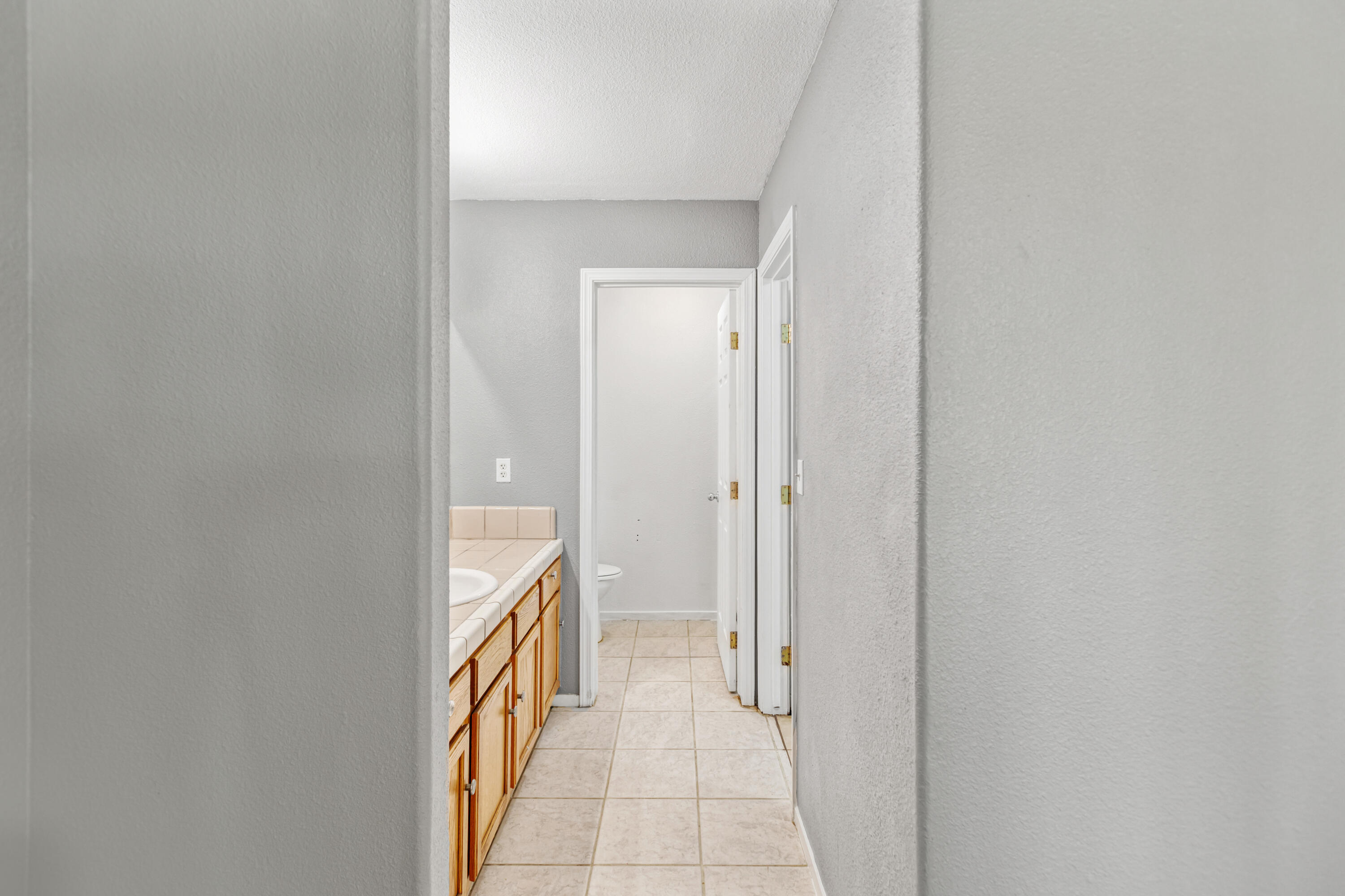 643 S Cloverleaf St, Porterville, CA 93257