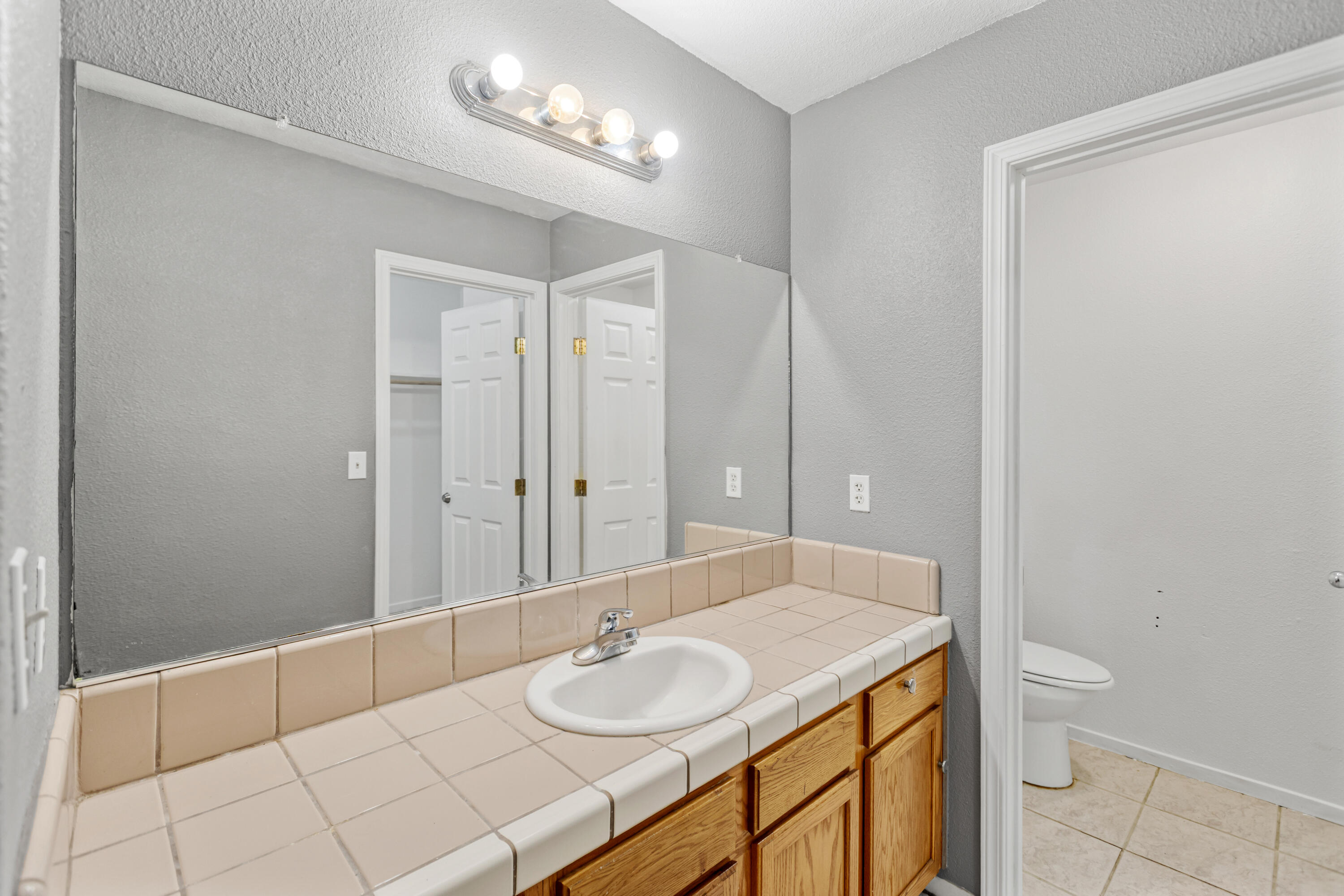 643 S Cloverleaf St, Porterville, CA 93257