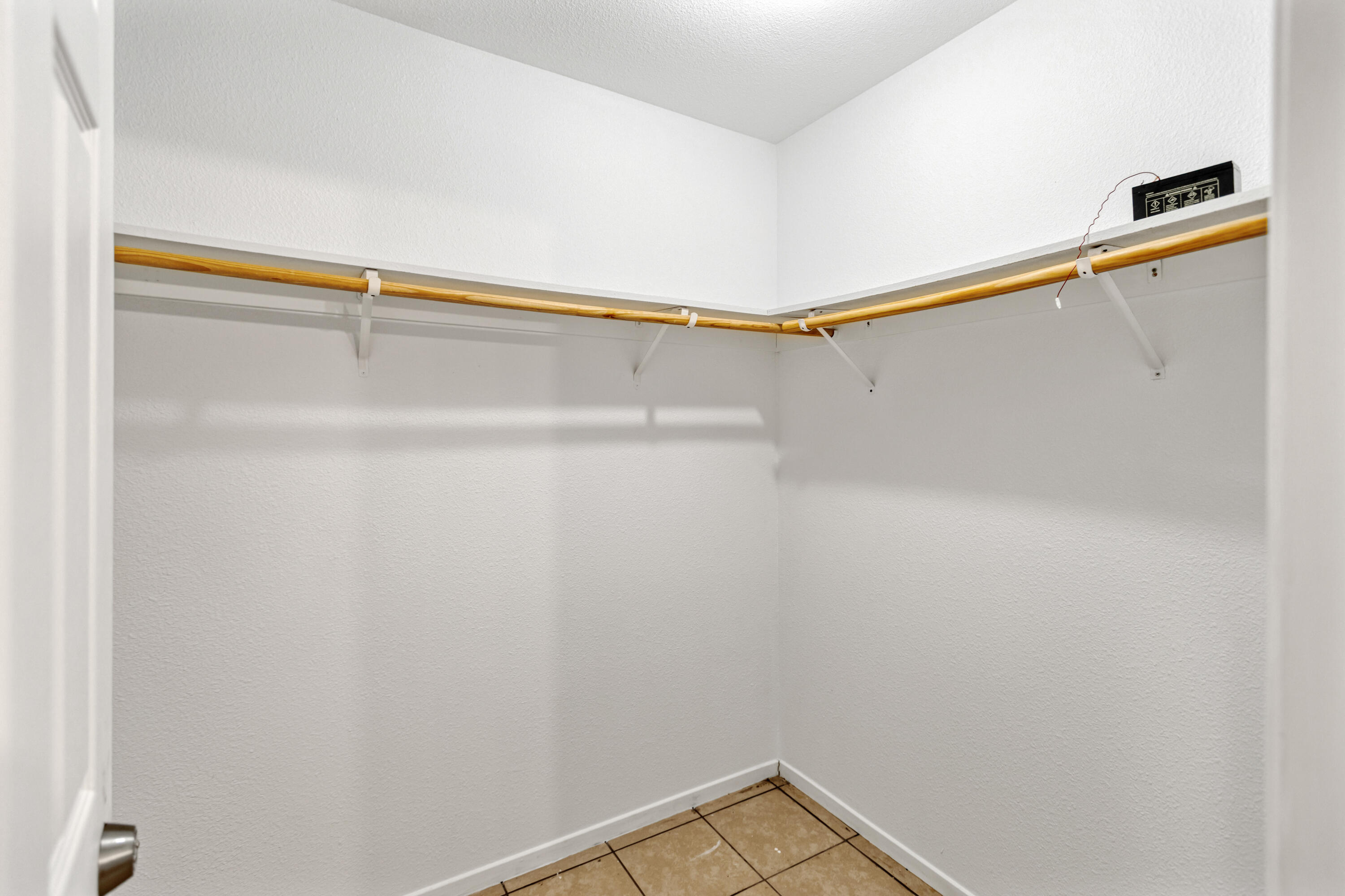 643 S Cloverleaf St, Porterville, CA 93257