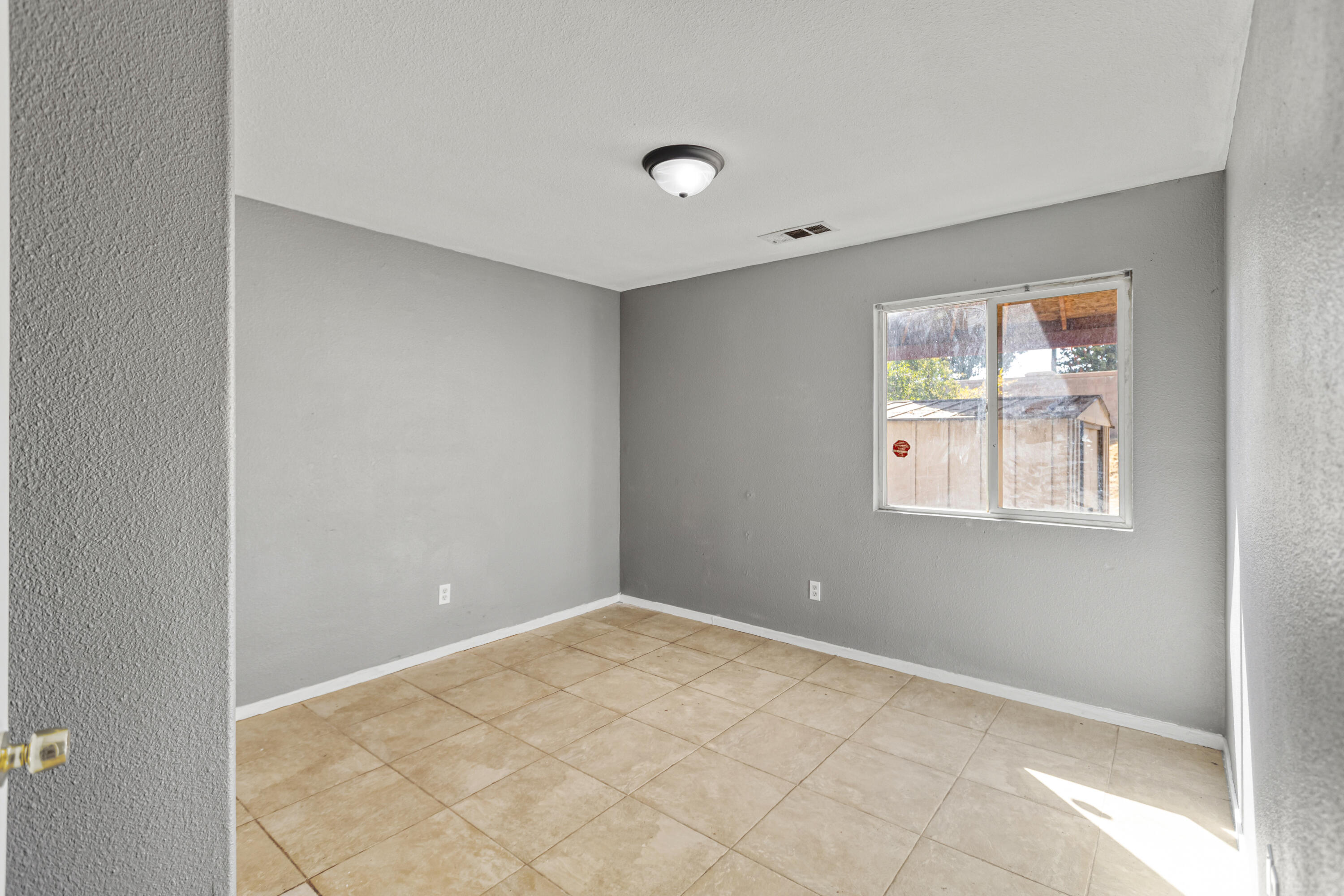 643 S Cloverleaf St, Porterville, CA 93257