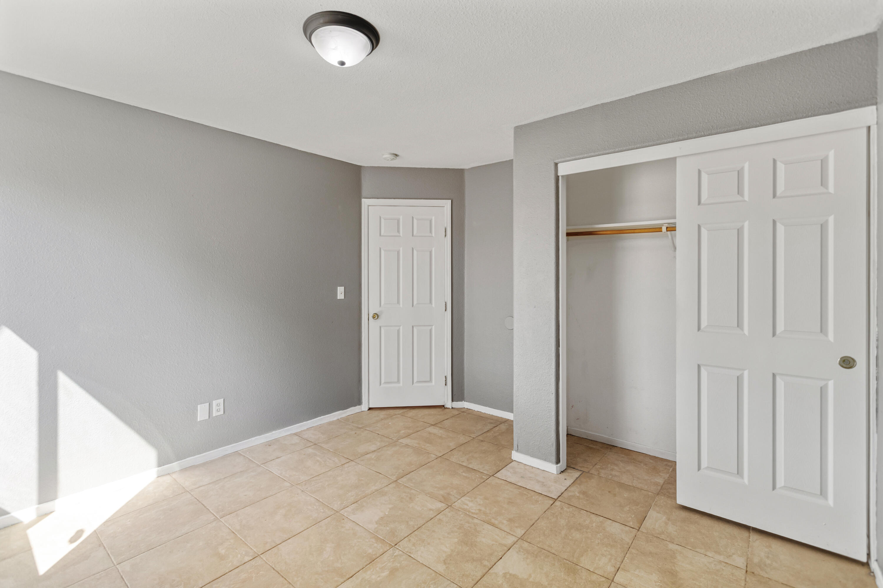 643 S Cloverleaf St, Porterville, CA 93257