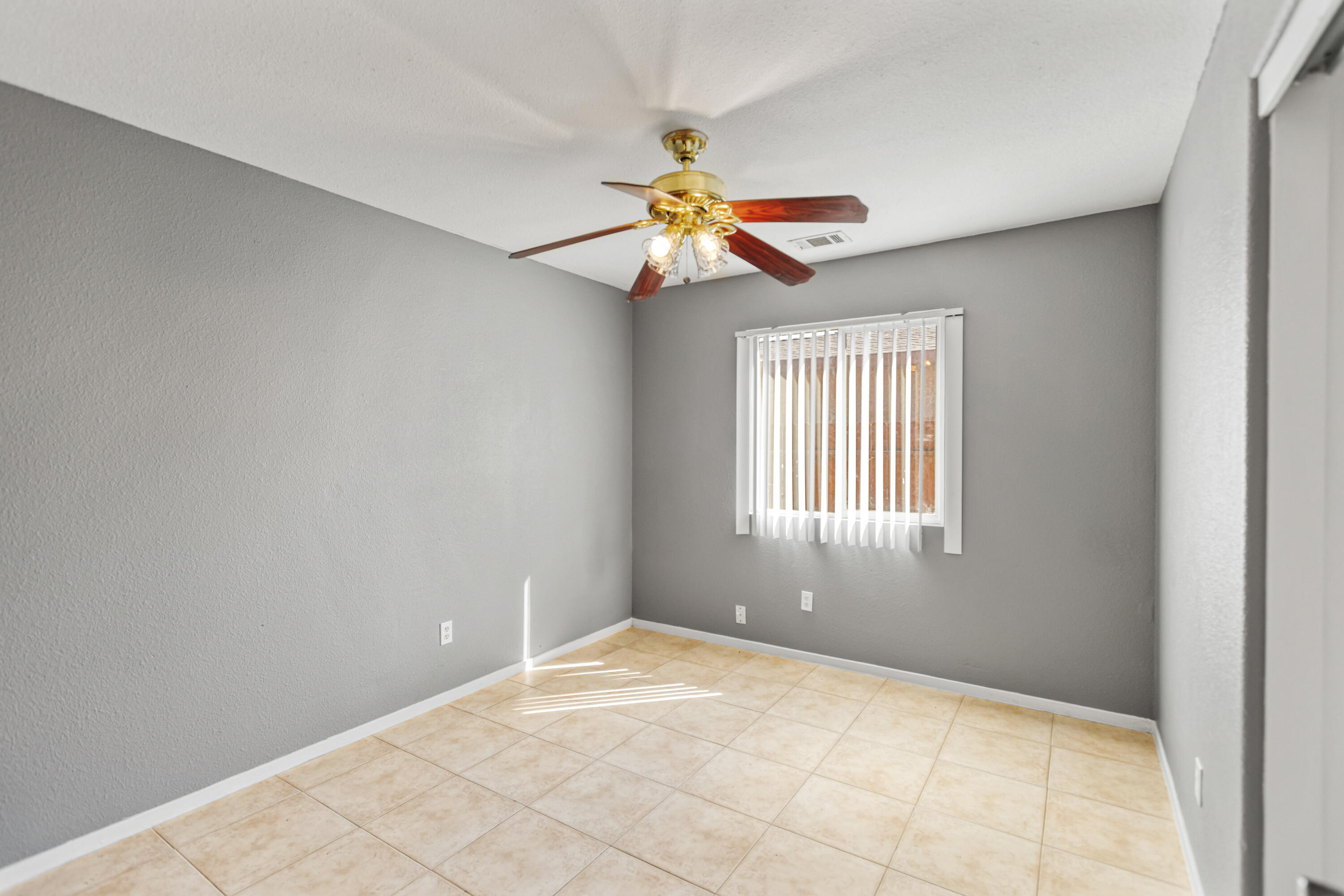 643 S Cloverleaf St, Porterville, CA 93257