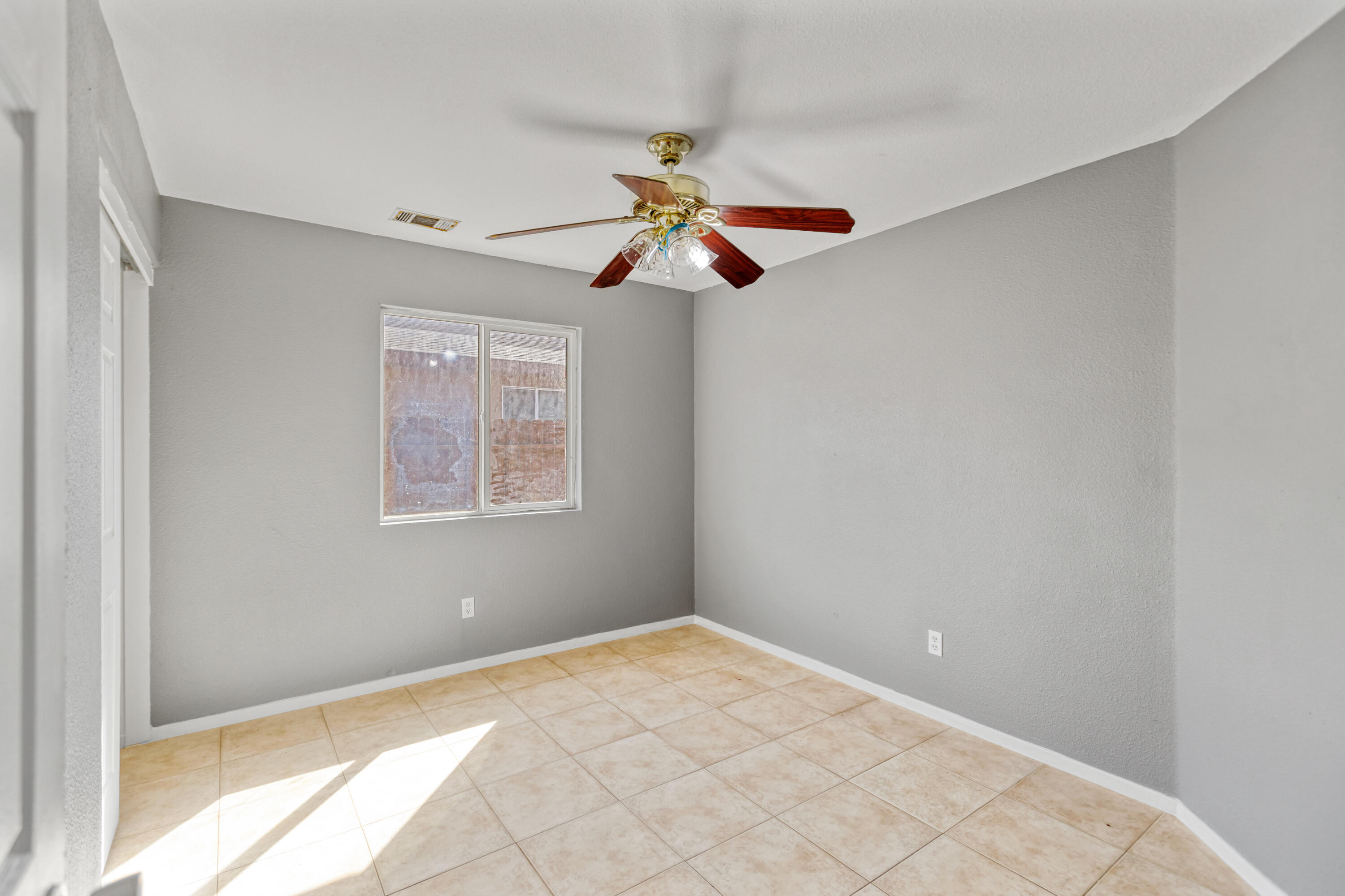 643 S Cloverleaf St, Porterville, CA 93257