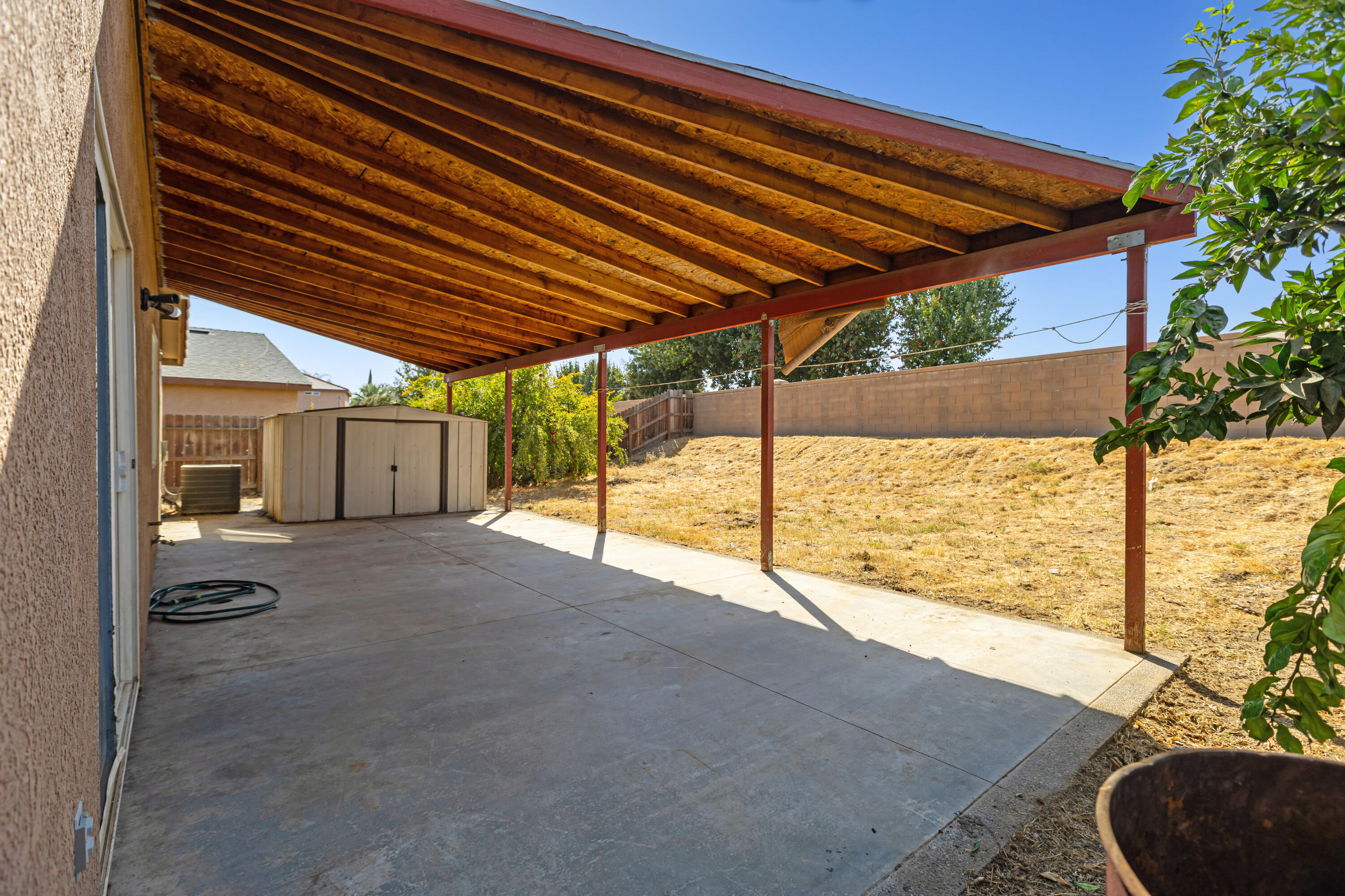 643 S Cloverleaf St, Porterville, CA 93257