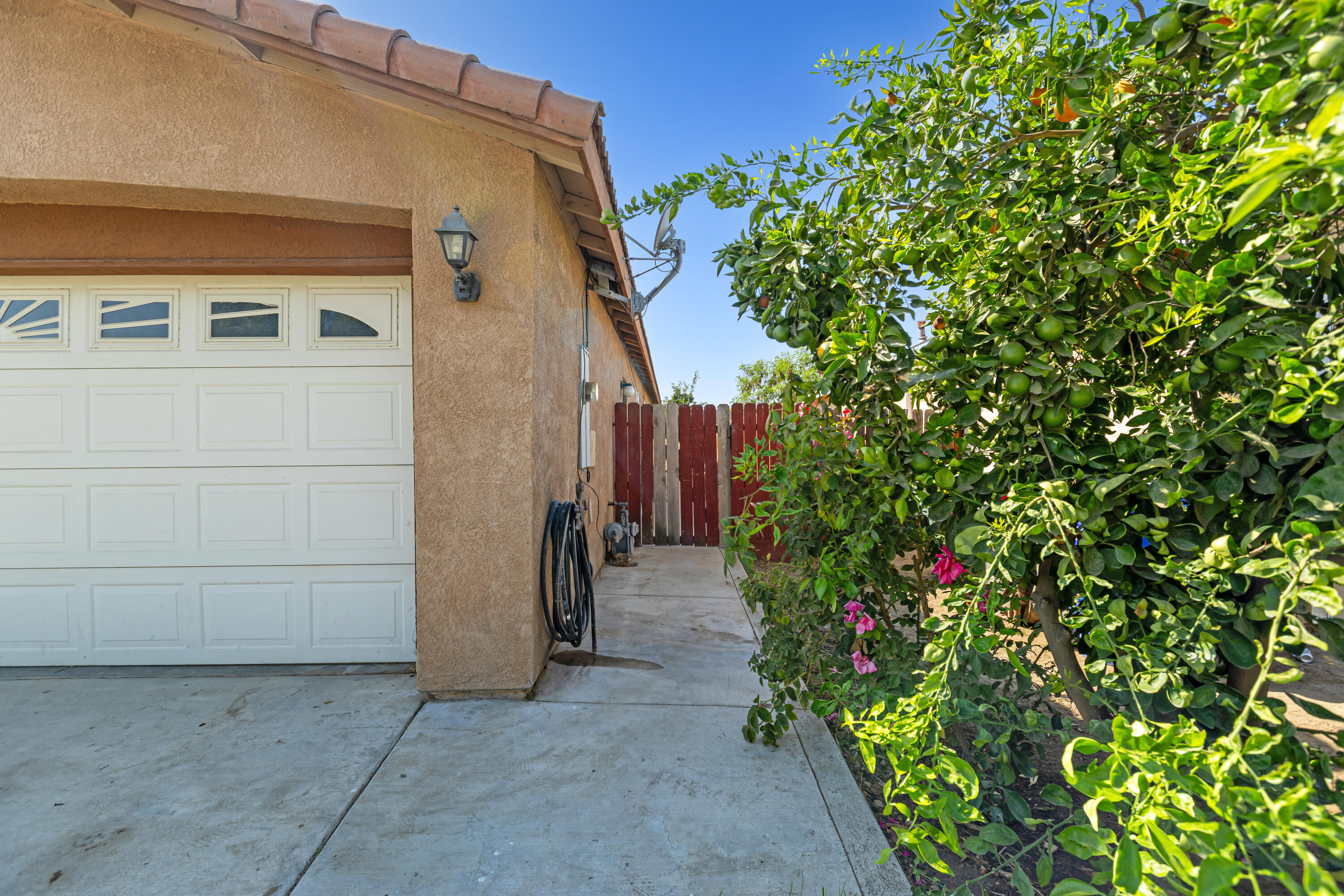 643 S Cloverleaf St, Porterville, CA 93257