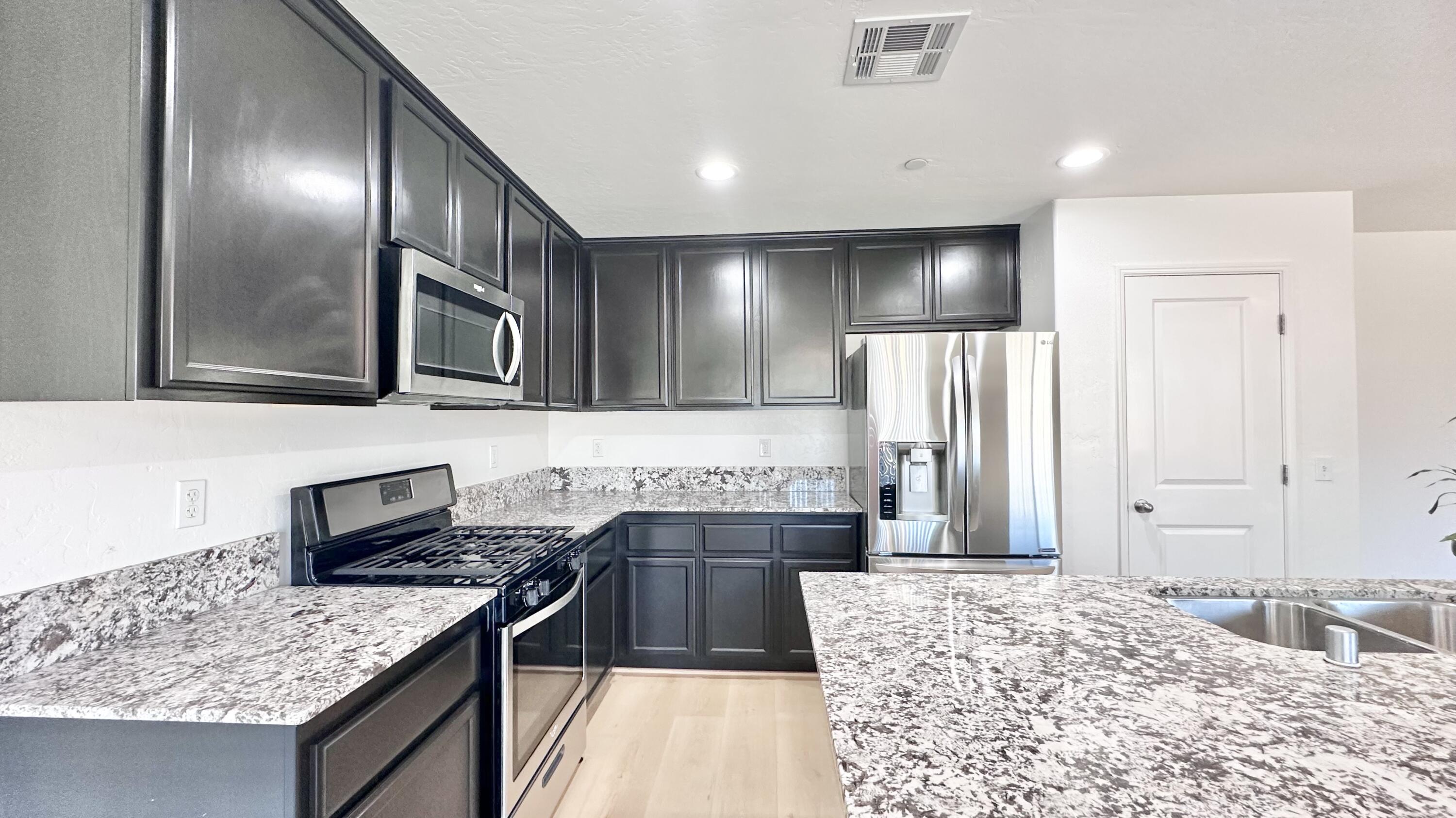 2228 E Four Creeks Ave, Visalia, CA 93292