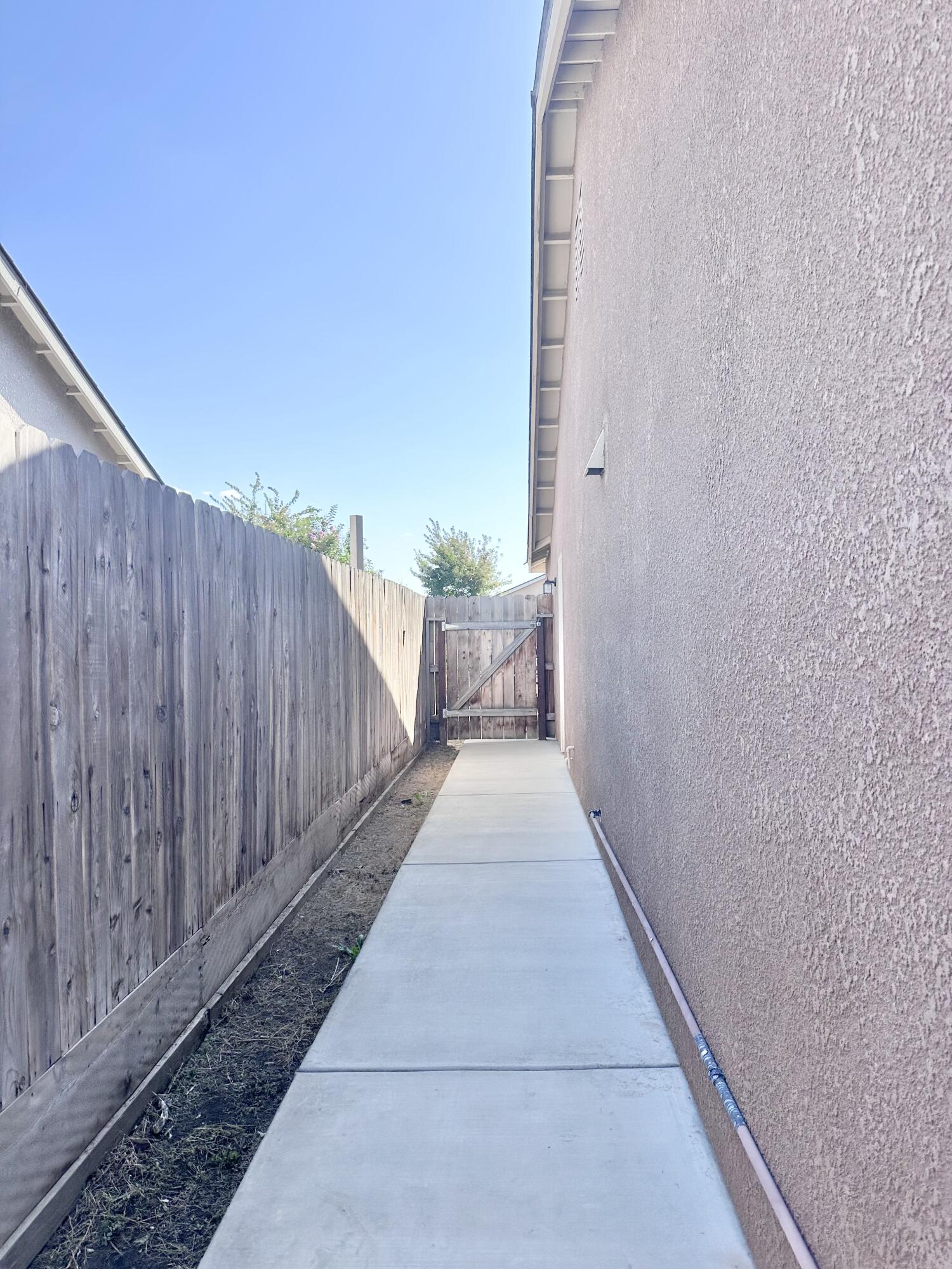 2228 E Four Creeks Ave, Visalia, CA 93292