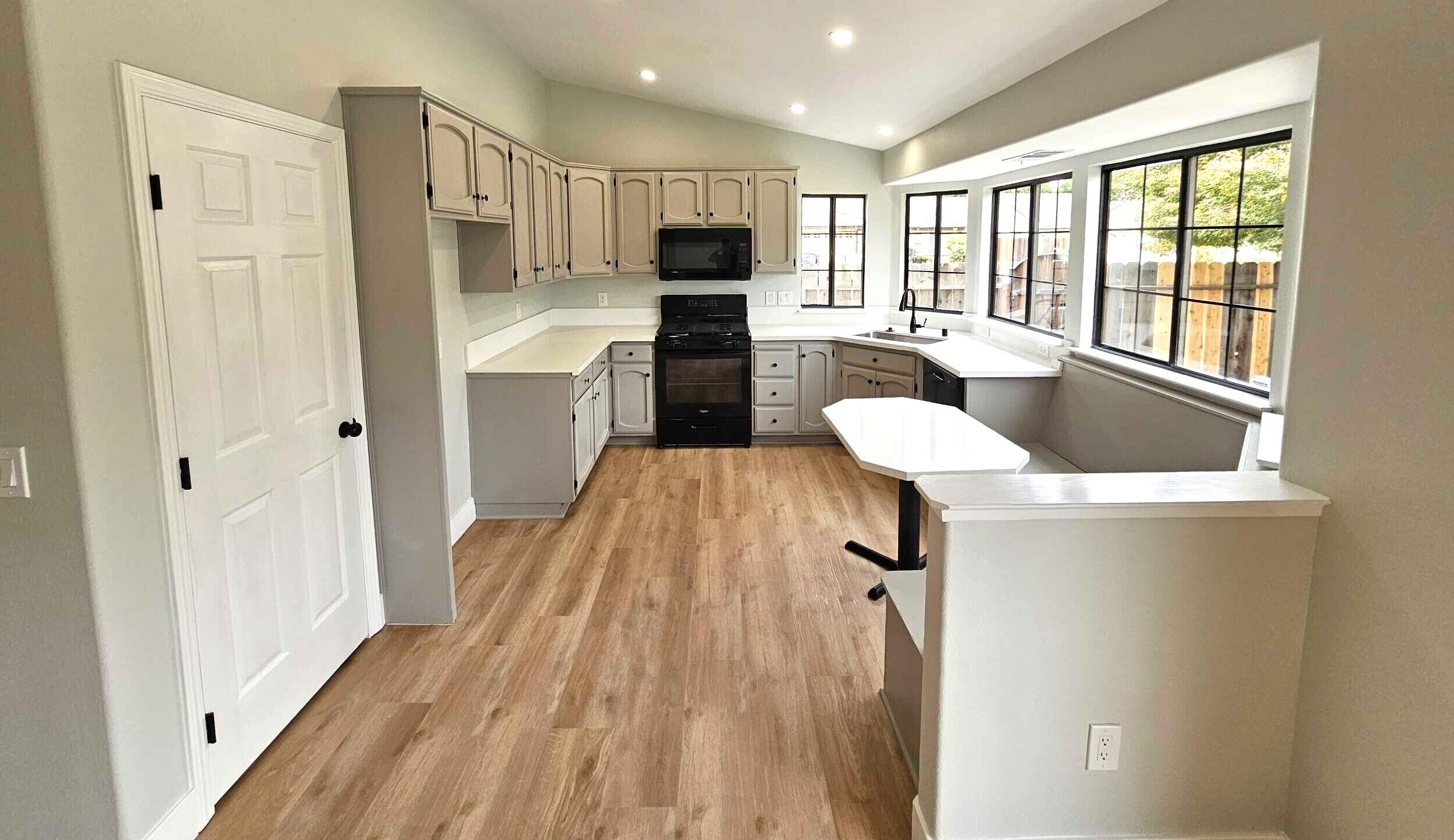 825 N Manzanita St, Visalia, CA 93292