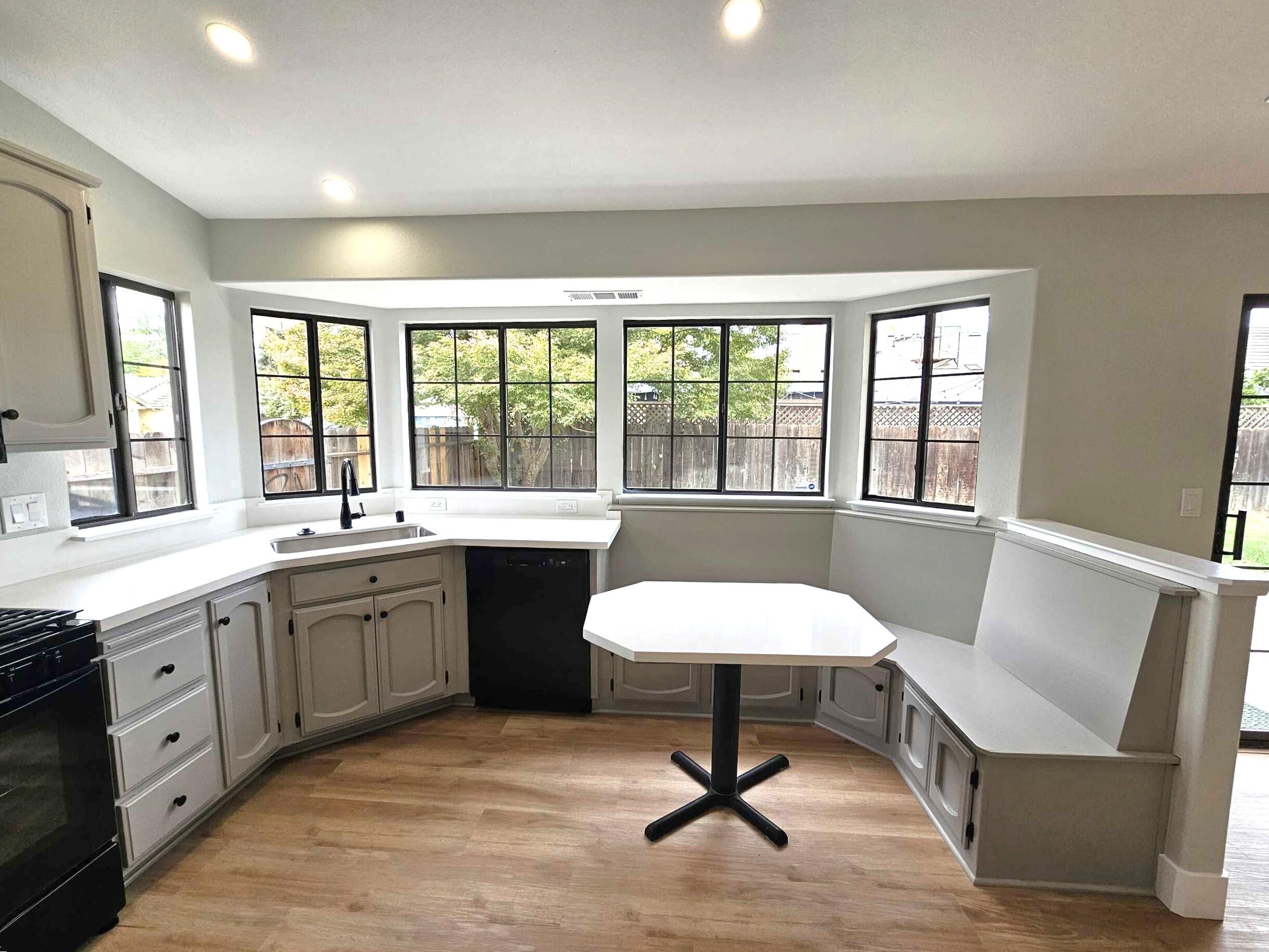 825 N Manzanita St, Visalia, CA 93292