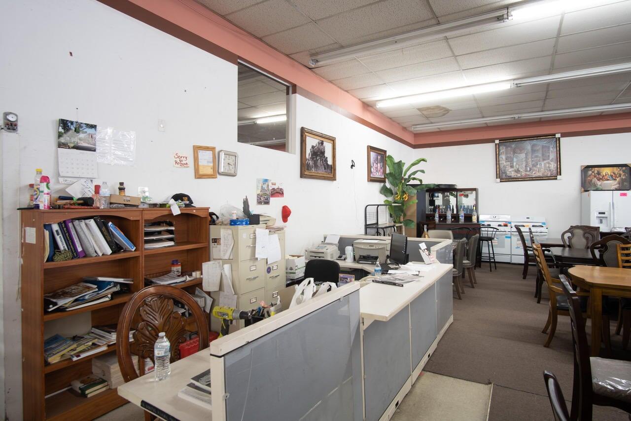 40 N Main St, Porterville, CA 93257