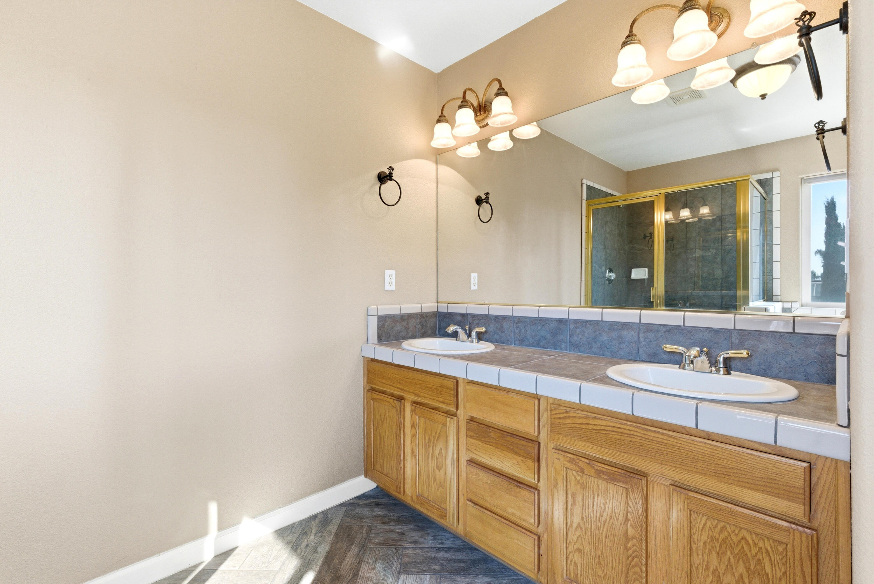 2671 Lakeridge Ave, Tulare, CA 93274