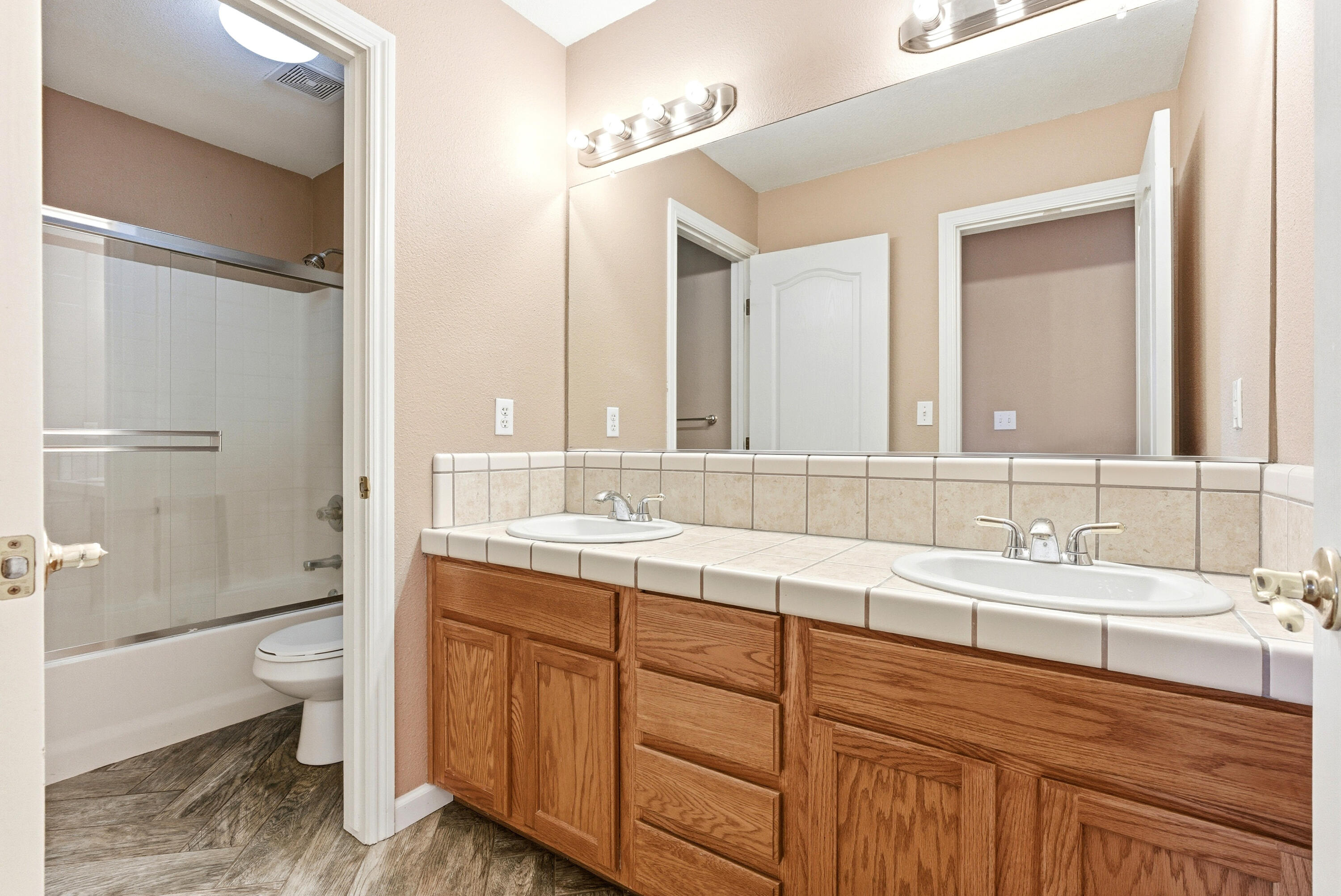 2671 Lakeridge Ave, Tulare, CA 93274