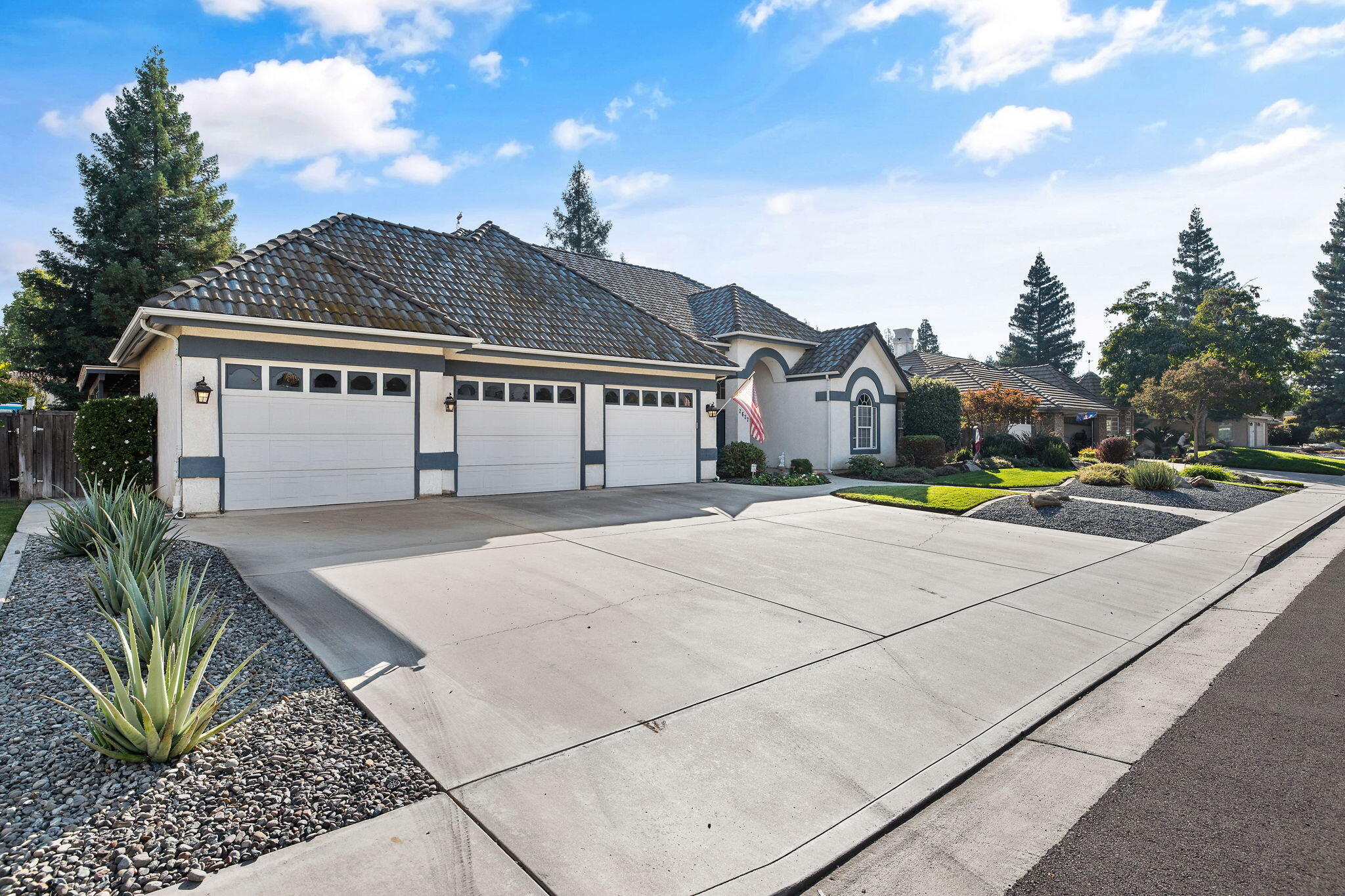 2637 E Laura Ct, Visalia, CA 93292