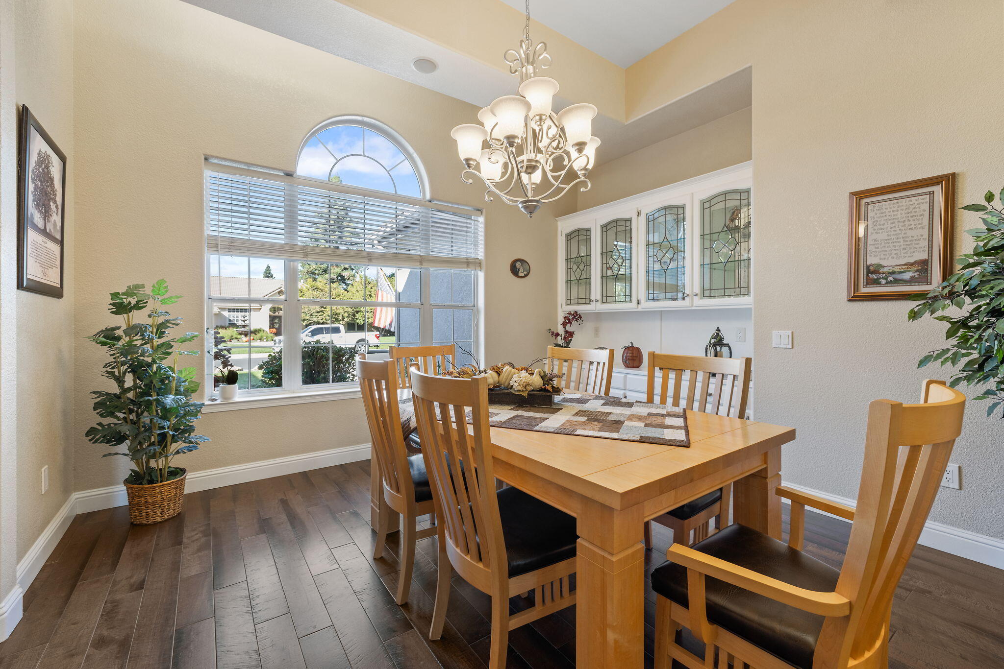 2637 E Laura Ct, Visalia, CA 93292