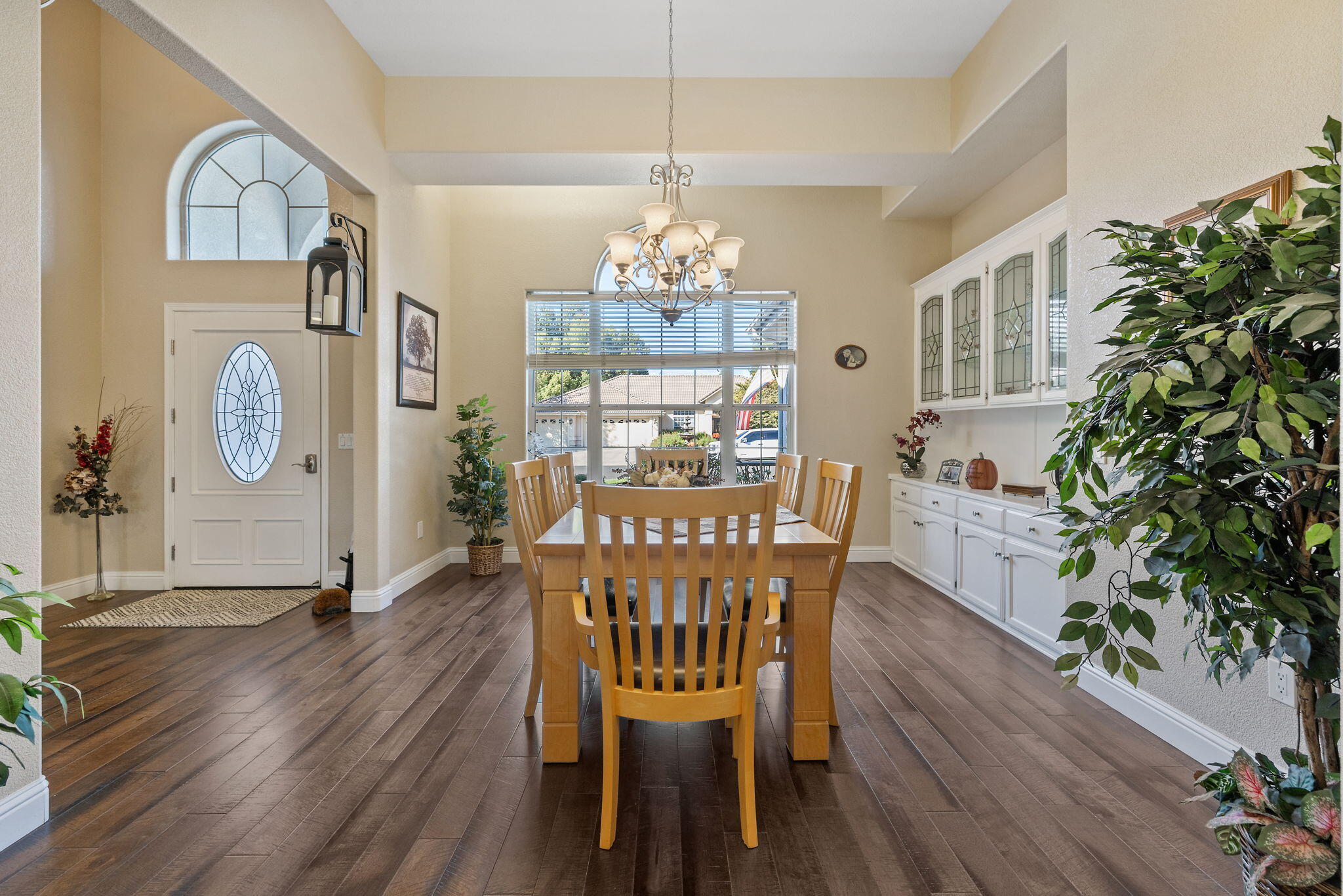 2637 E Laura Ct, Visalia, CA 93292