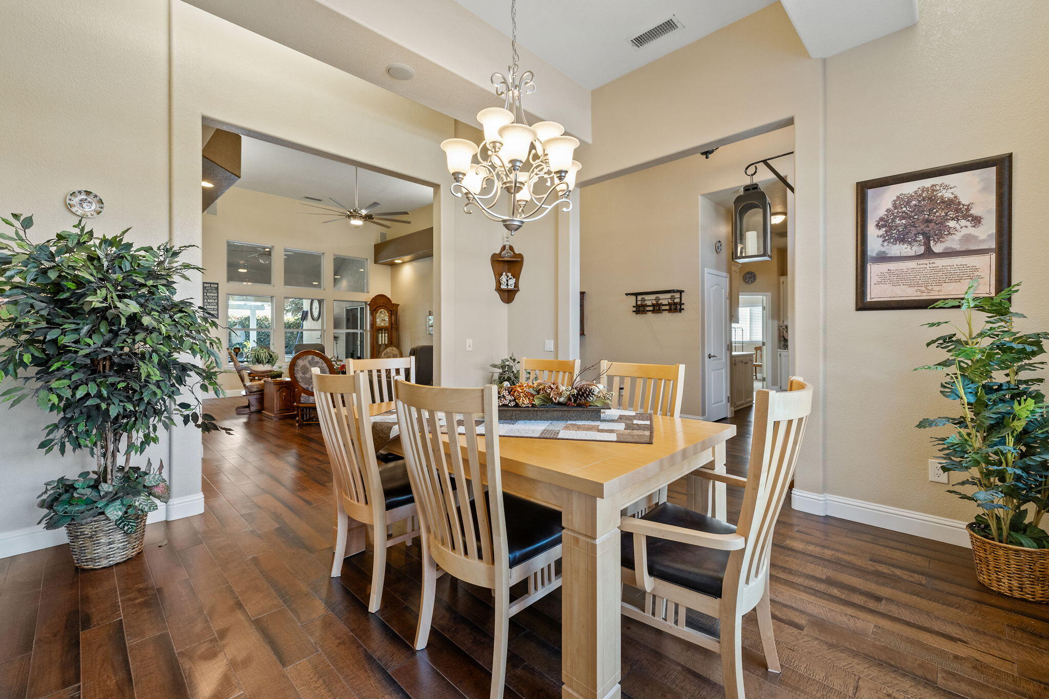 2637 E Laura Ct, Visalia, CA 93292