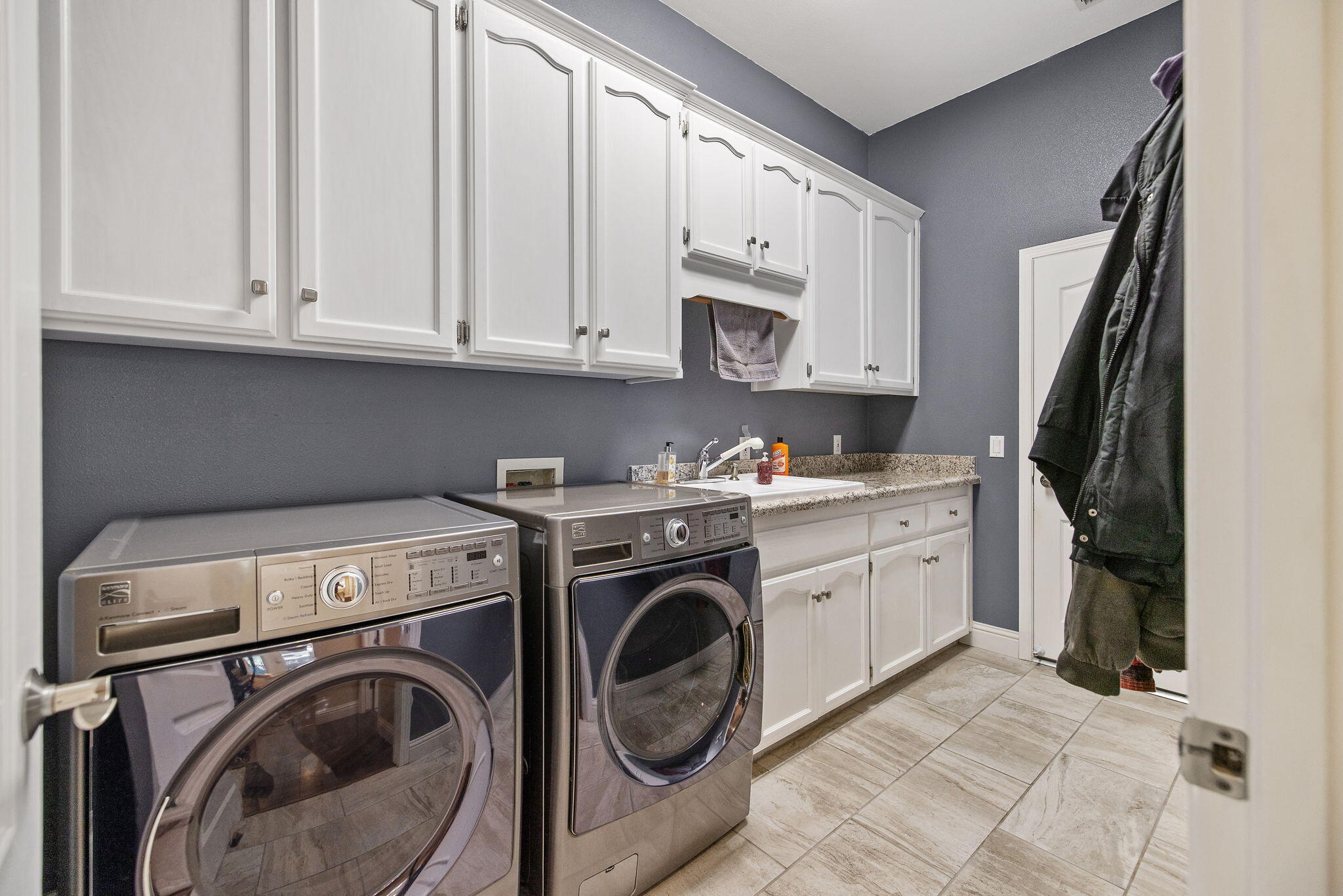 2637 E Laura Ct, Visalia, CA 93292