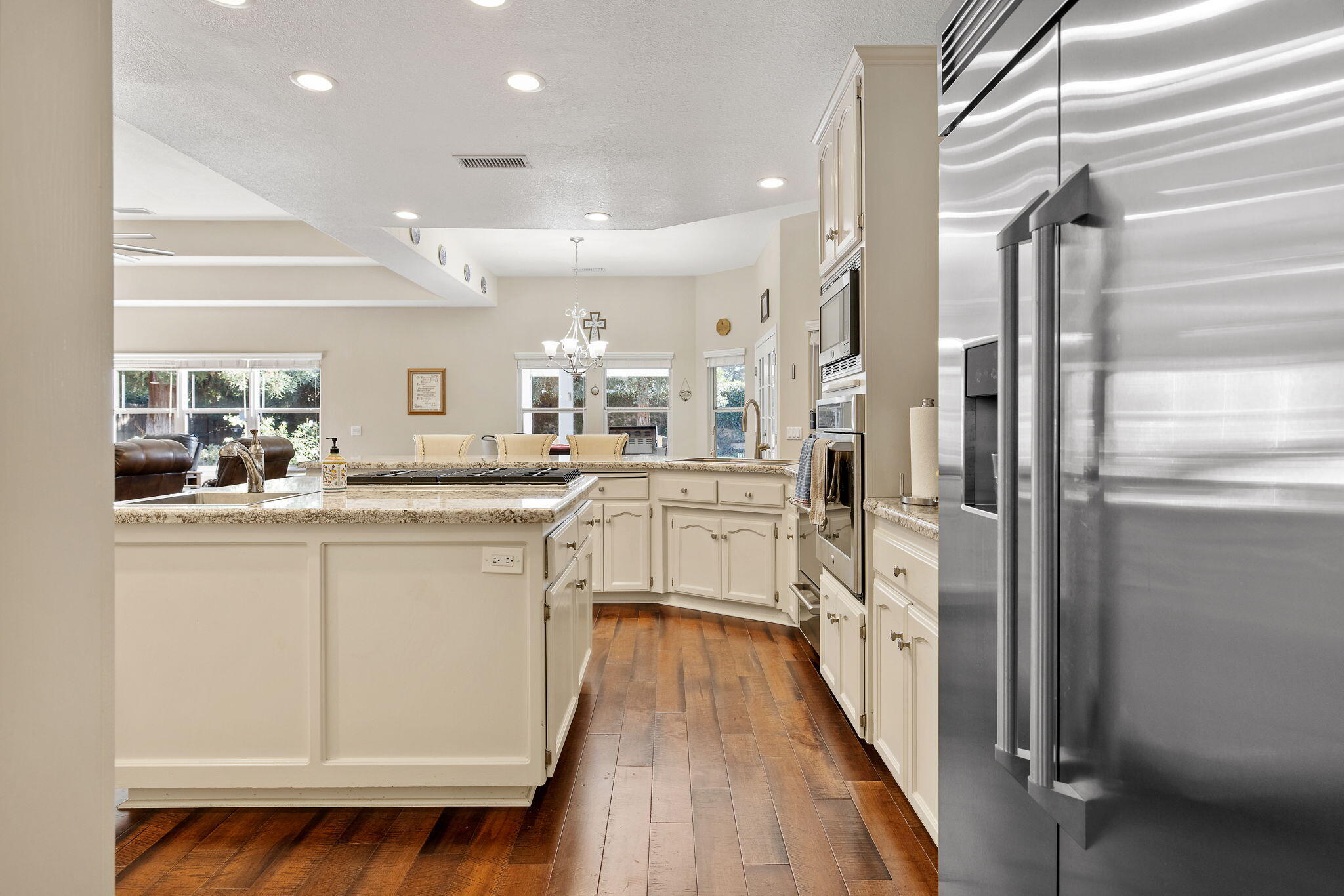 2637 E Laura Ct, Visalia, CA 93292