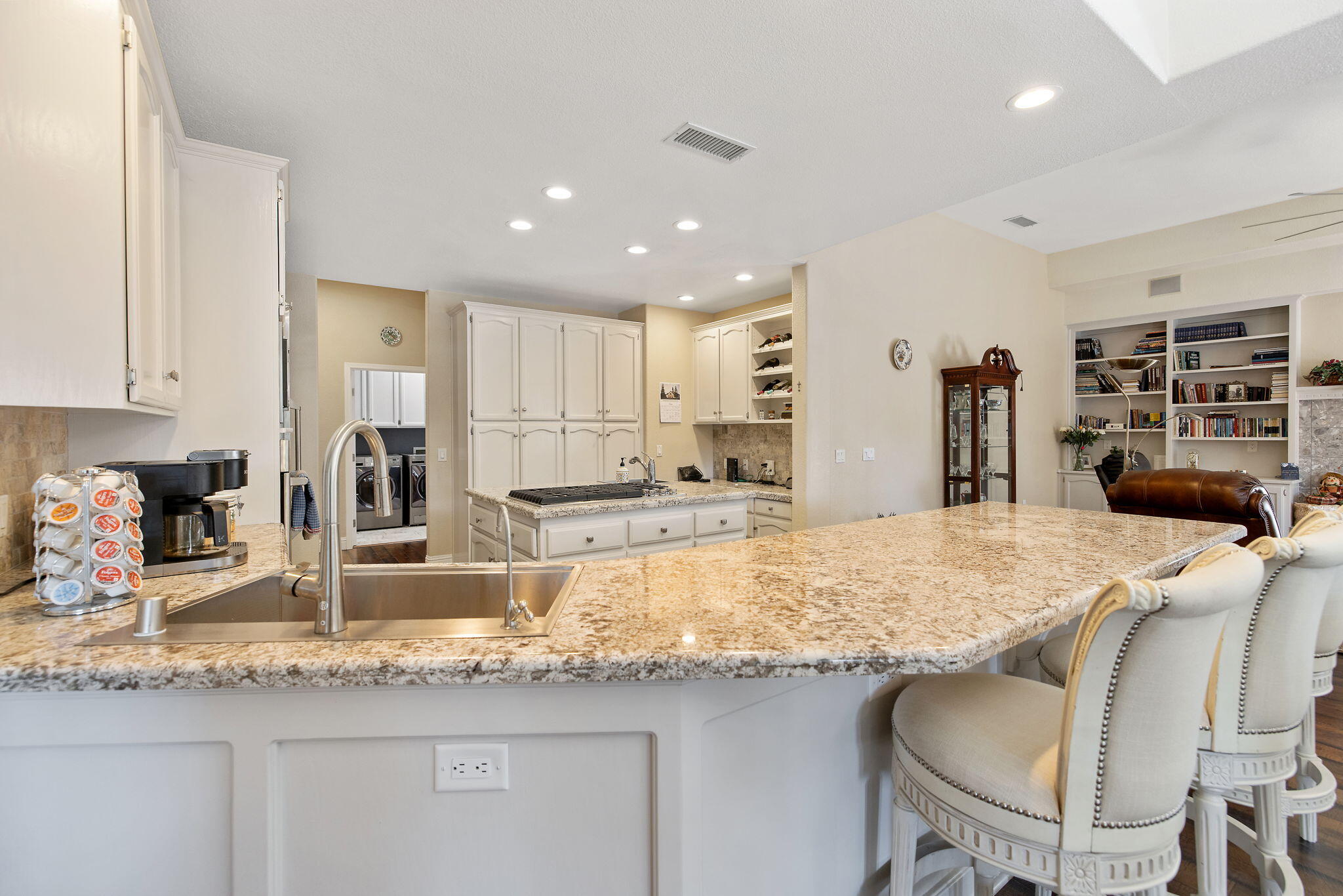 2637 E Laura Ct, Visalia, CA 93292