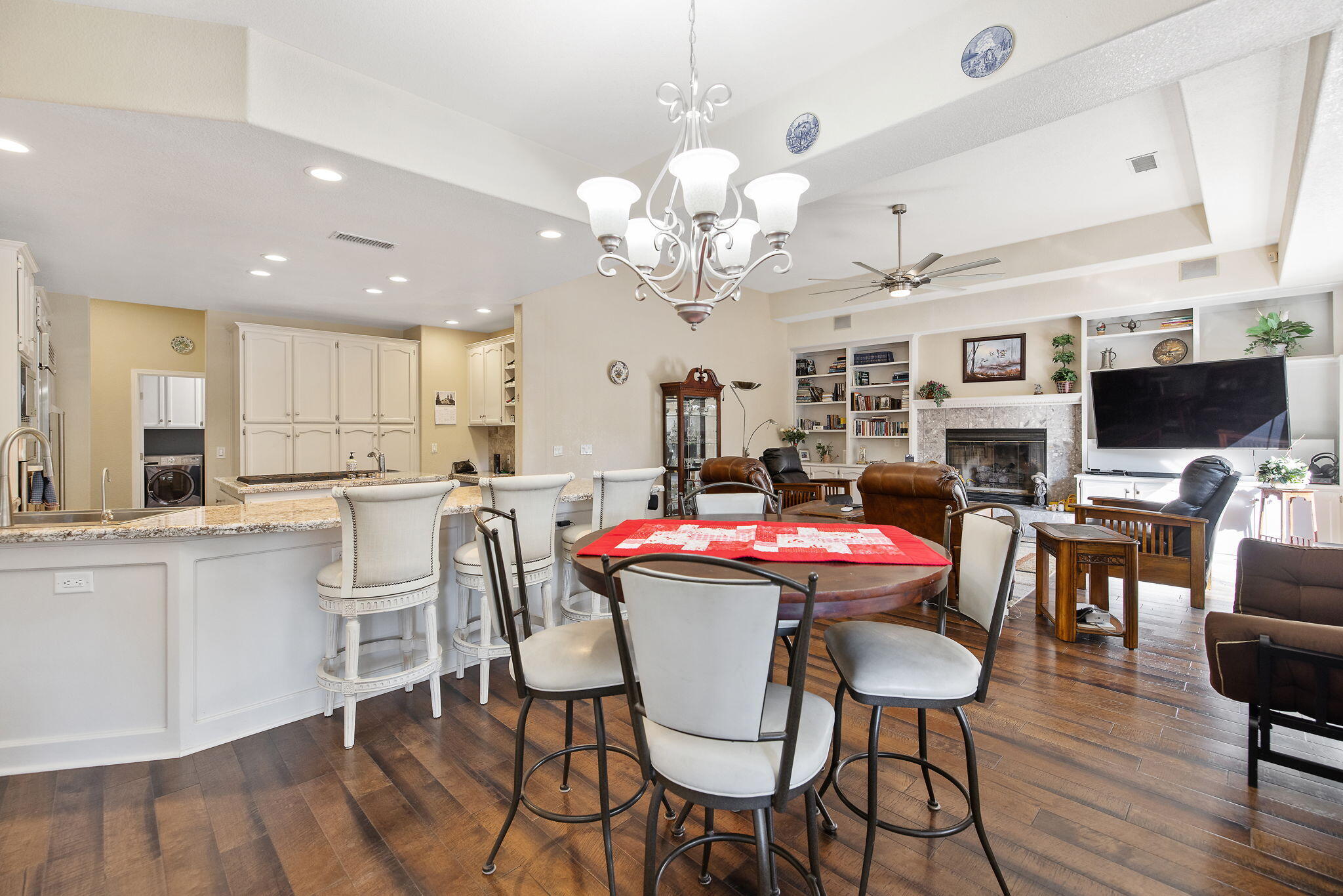 2637 E Laura Ct, Visalia, CA 93292