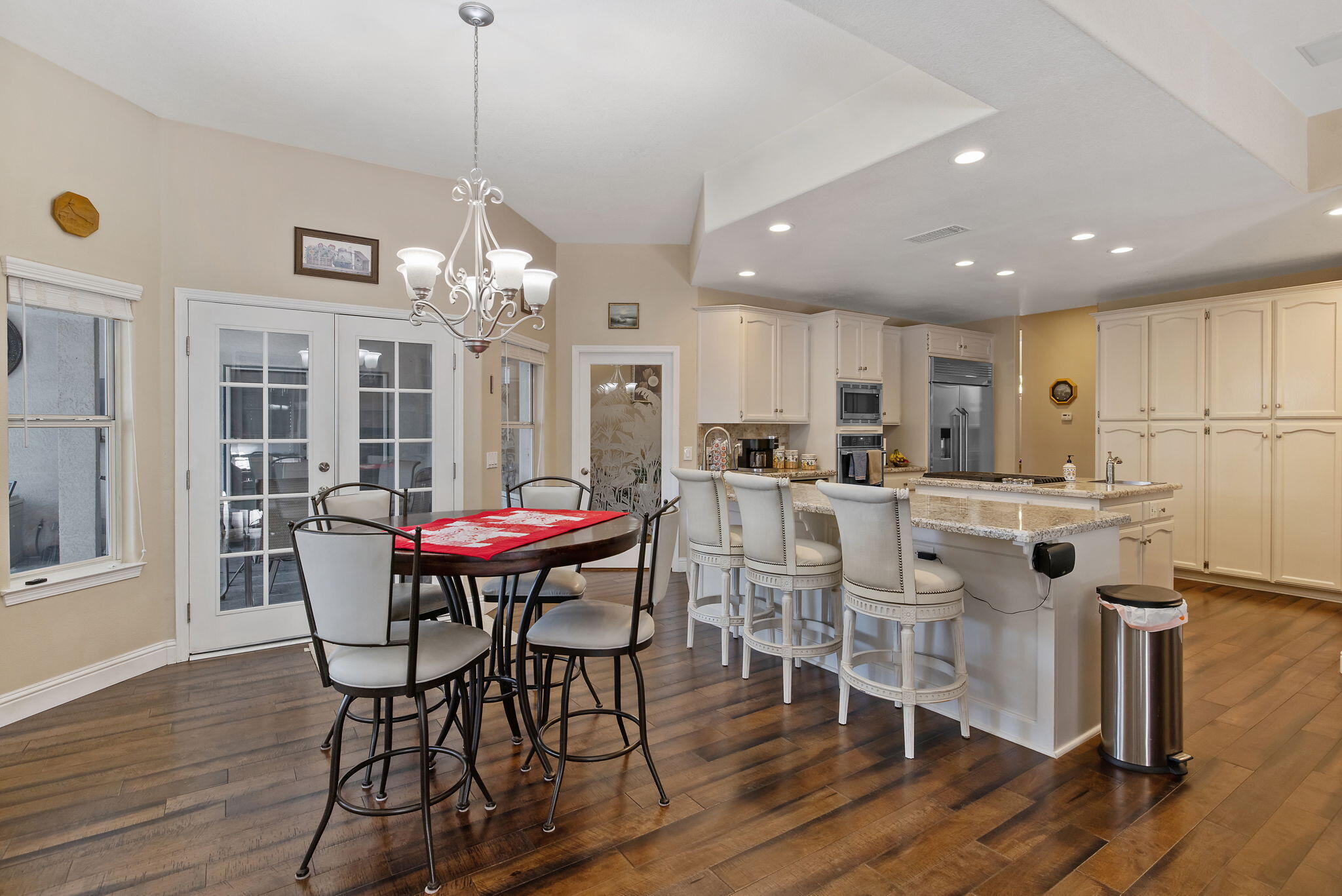 2637 E Laura Ct, Visalia, CA 93292