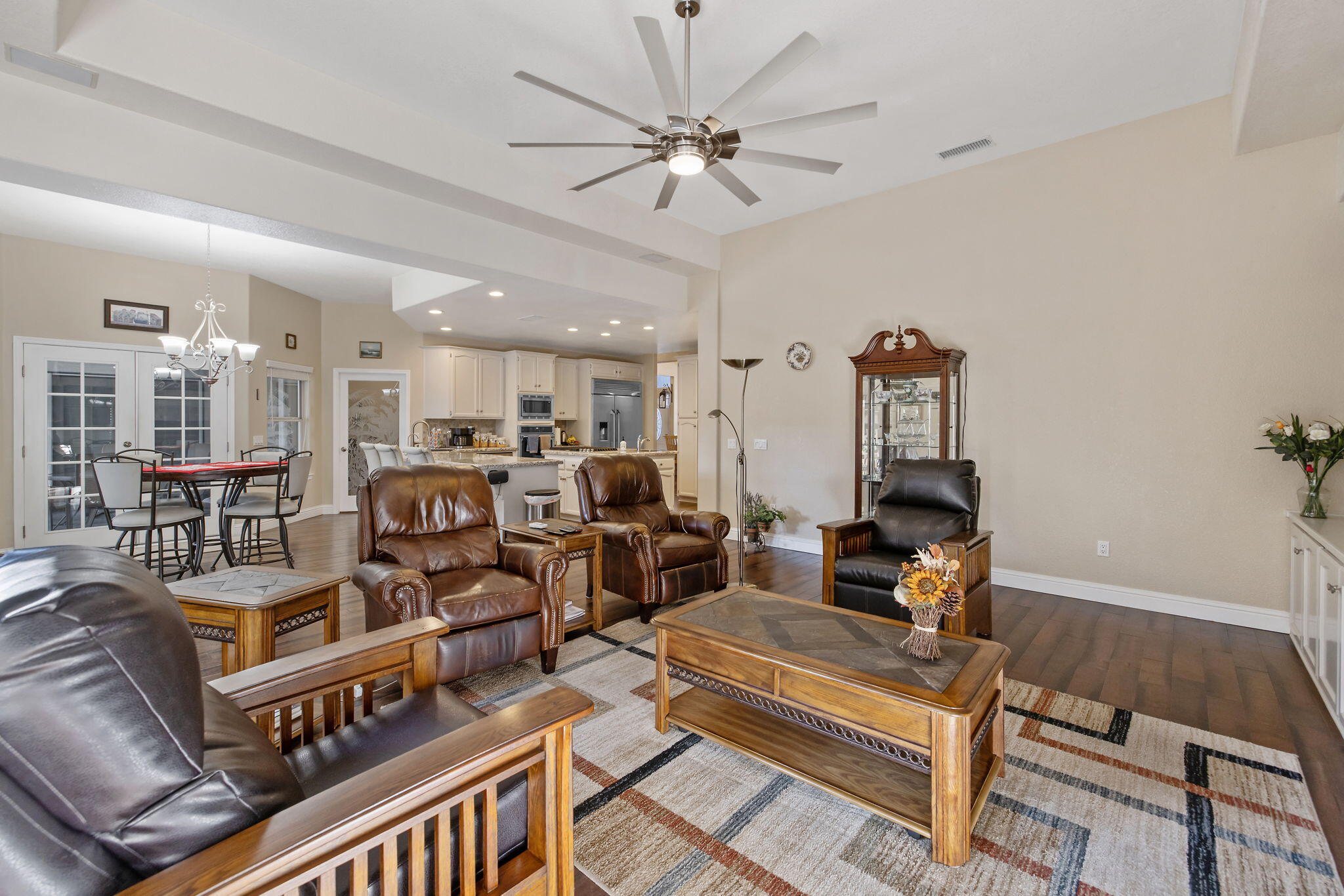 2637 E Laura Ct, Visalia, CA 93292