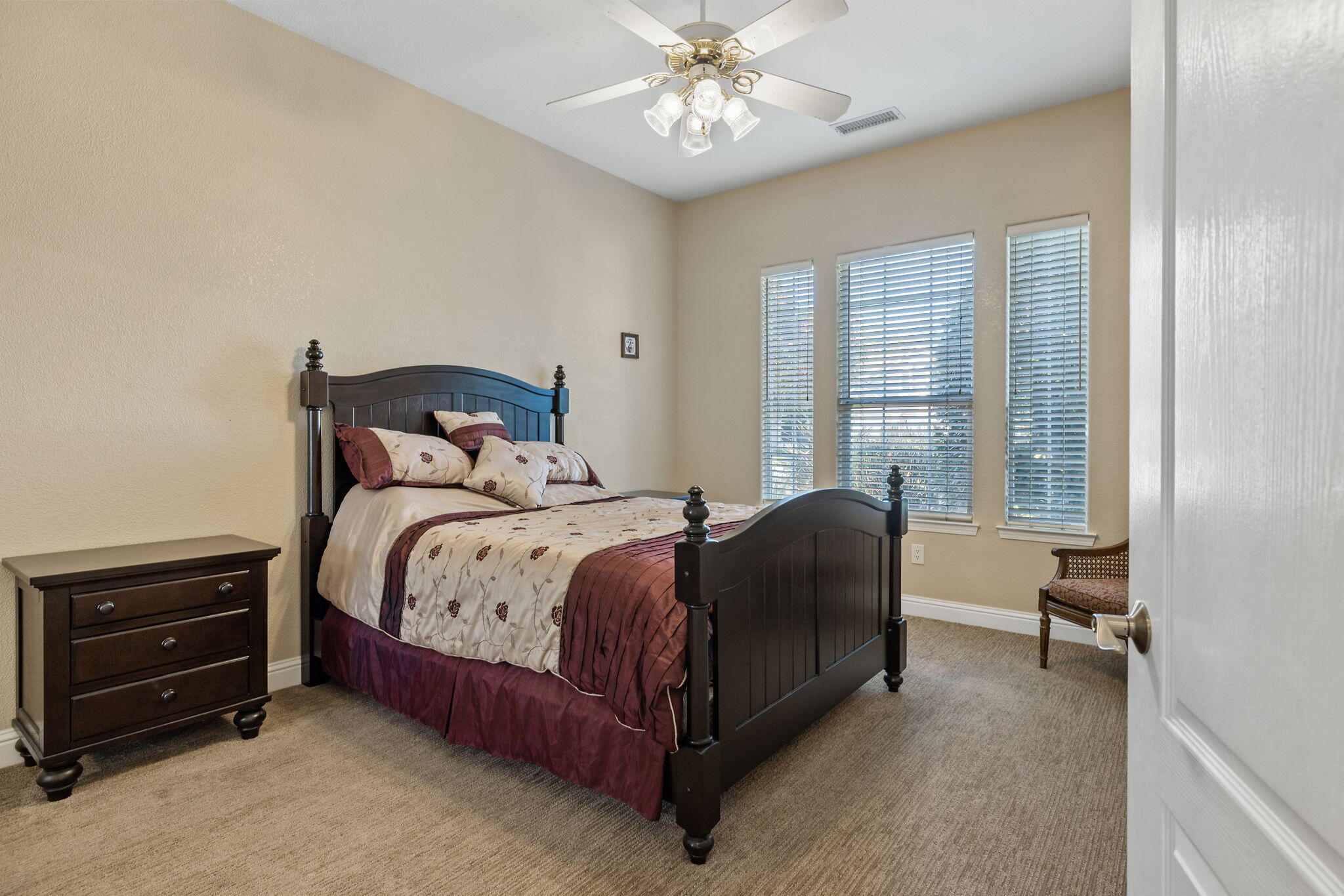 2637 E Laura Ct, Visalia, CA 93292