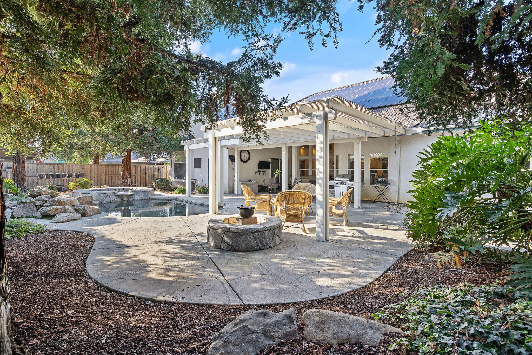 2637 E Laura Ct, Visalia, CA 93292