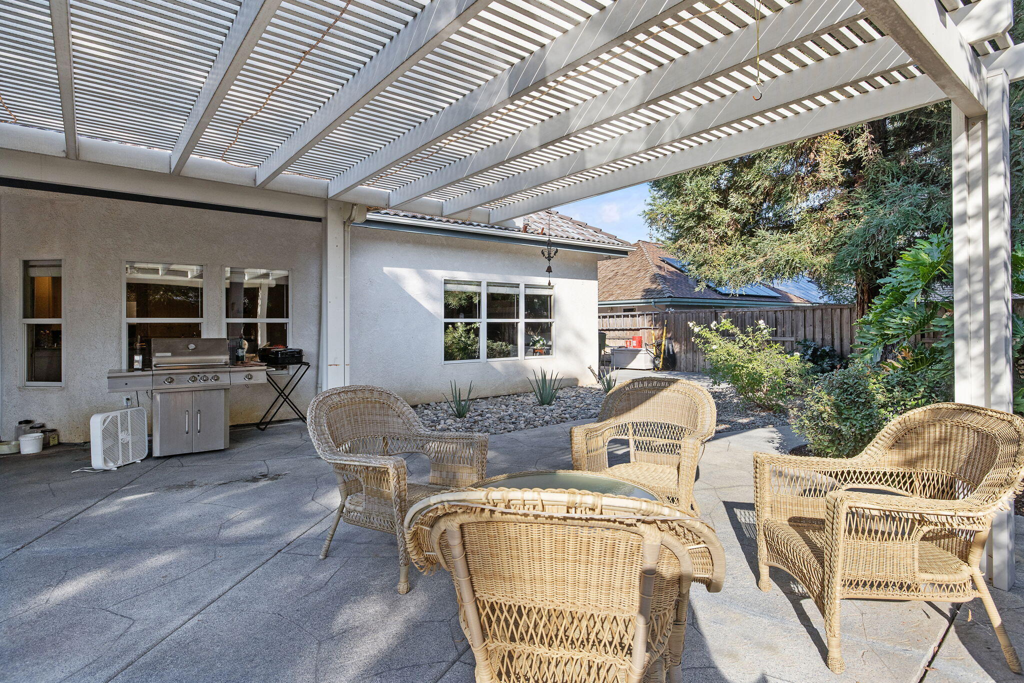 2637 E Laura Ct, Visalia, CA 93292