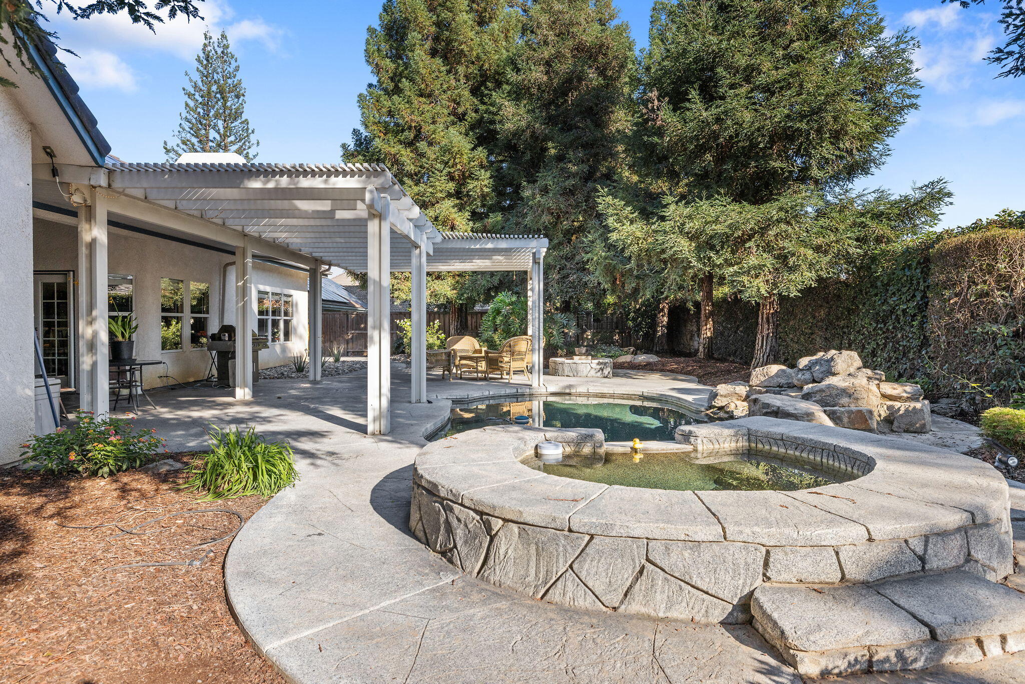 2637 E Laura Ct, Visalia, CA 93292