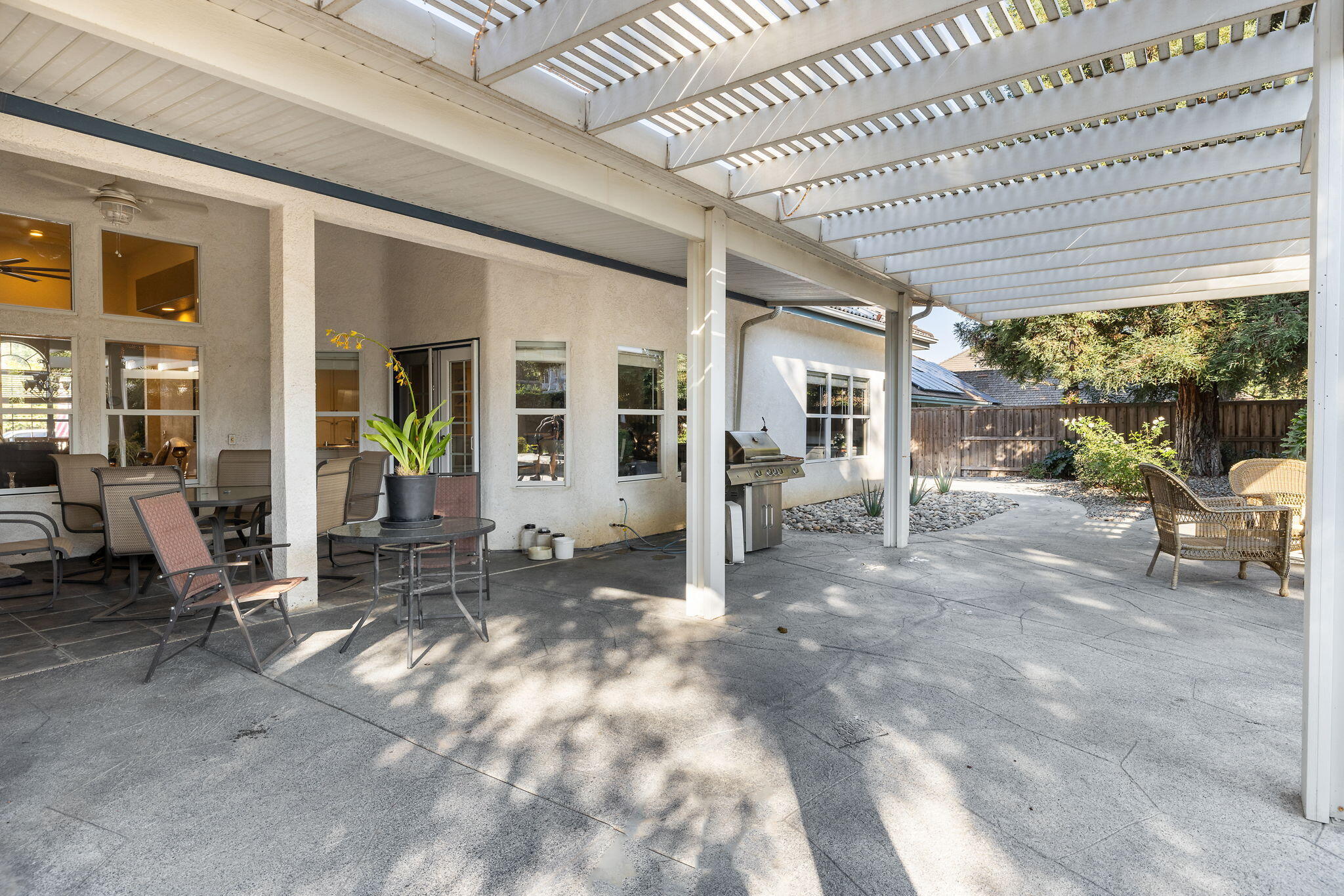 2637 E Laura Ct, Visalia, CA 93292