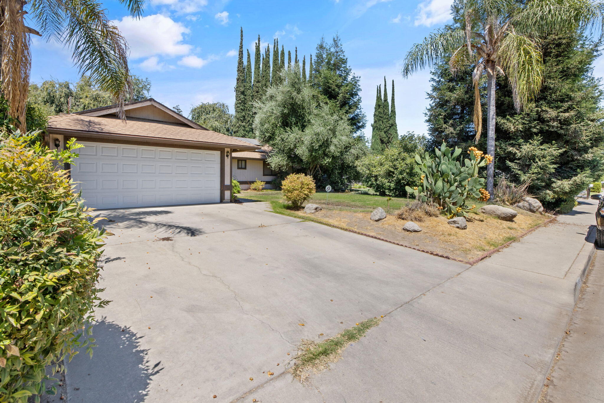 849 S Cindy St, Visalia, CA 93277