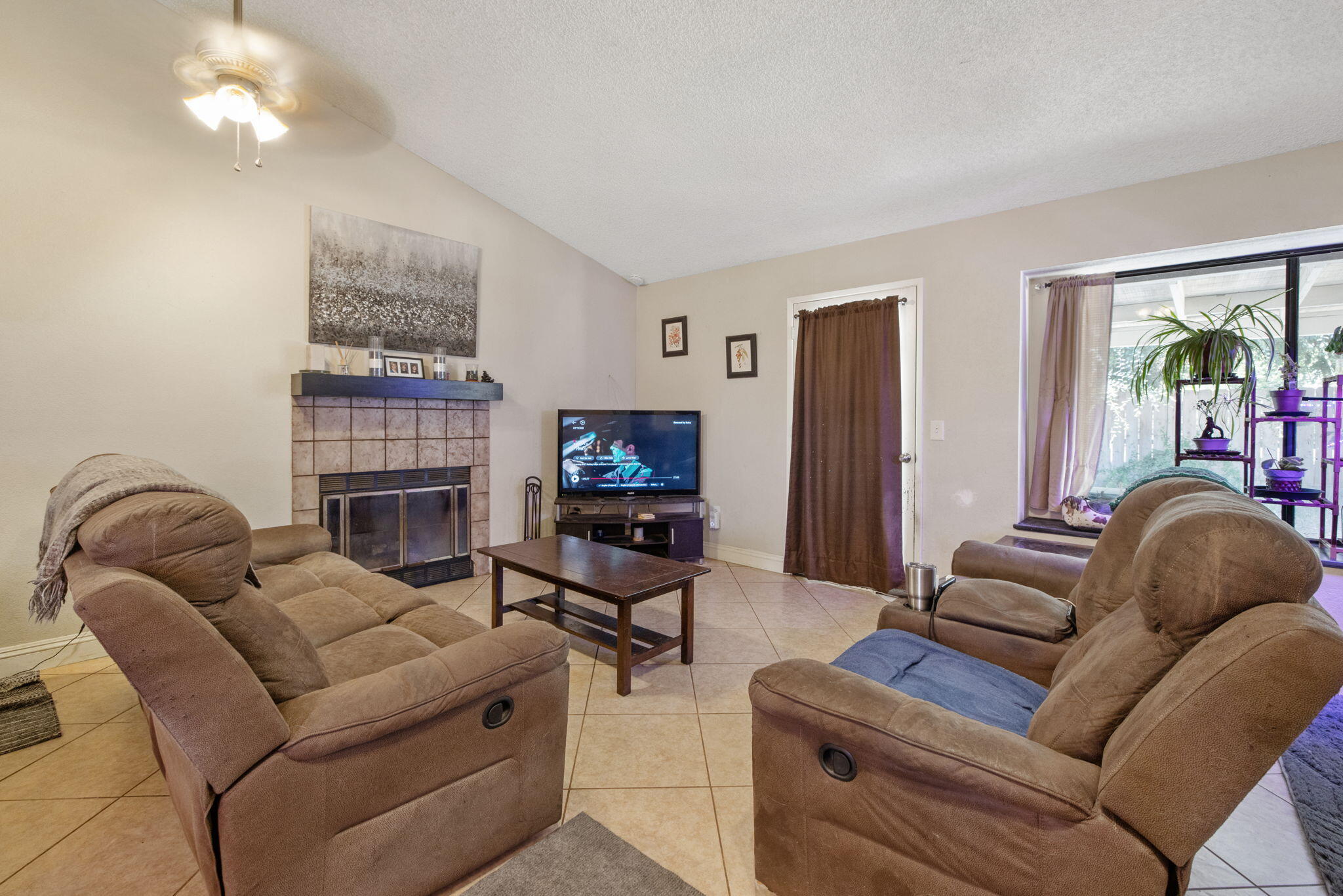 849 S Cindy St, Visalia, CA 93277